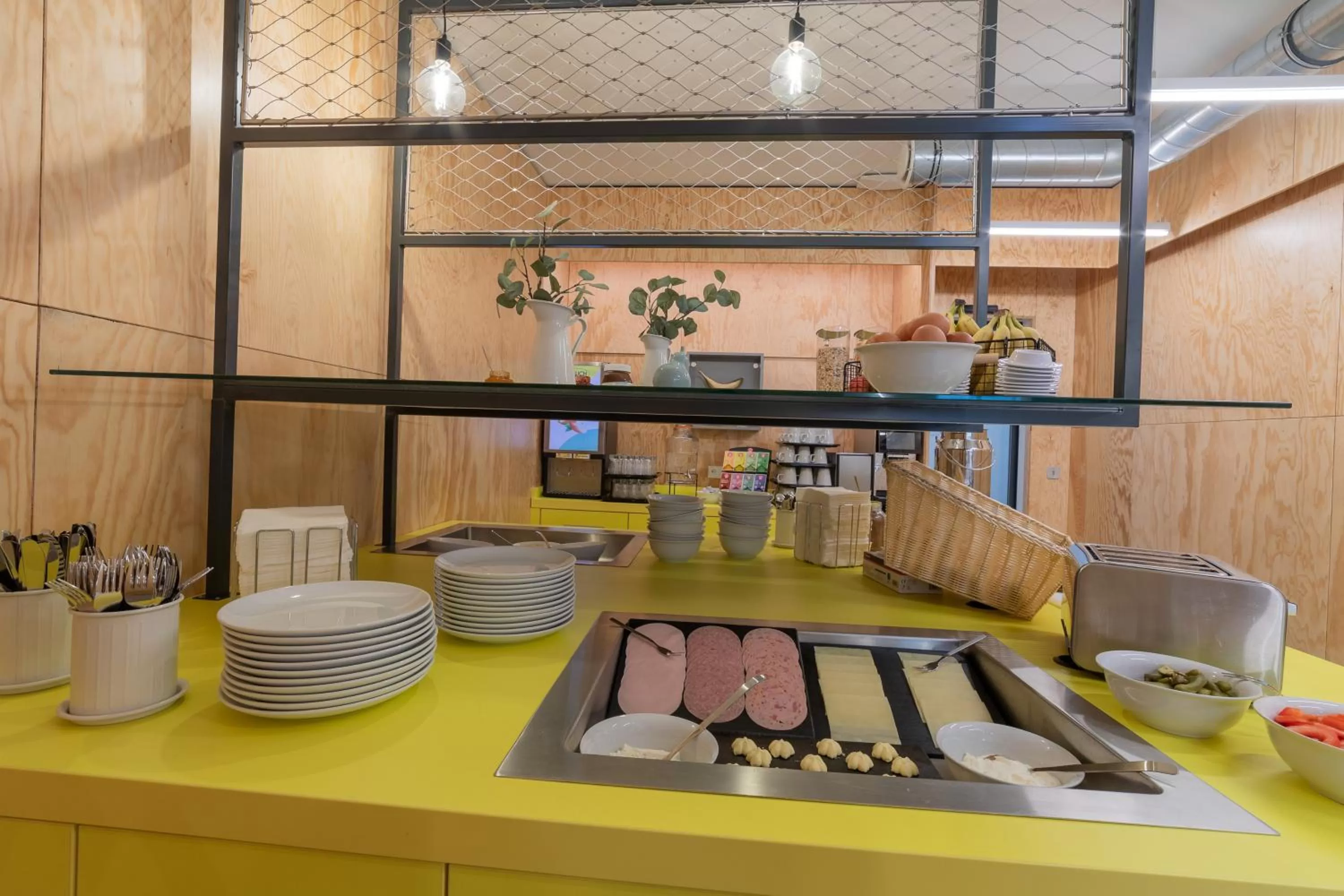 Breakfast, Kitchen/Kitchenette in MEININGER Hotel Innsbruck Zentrum