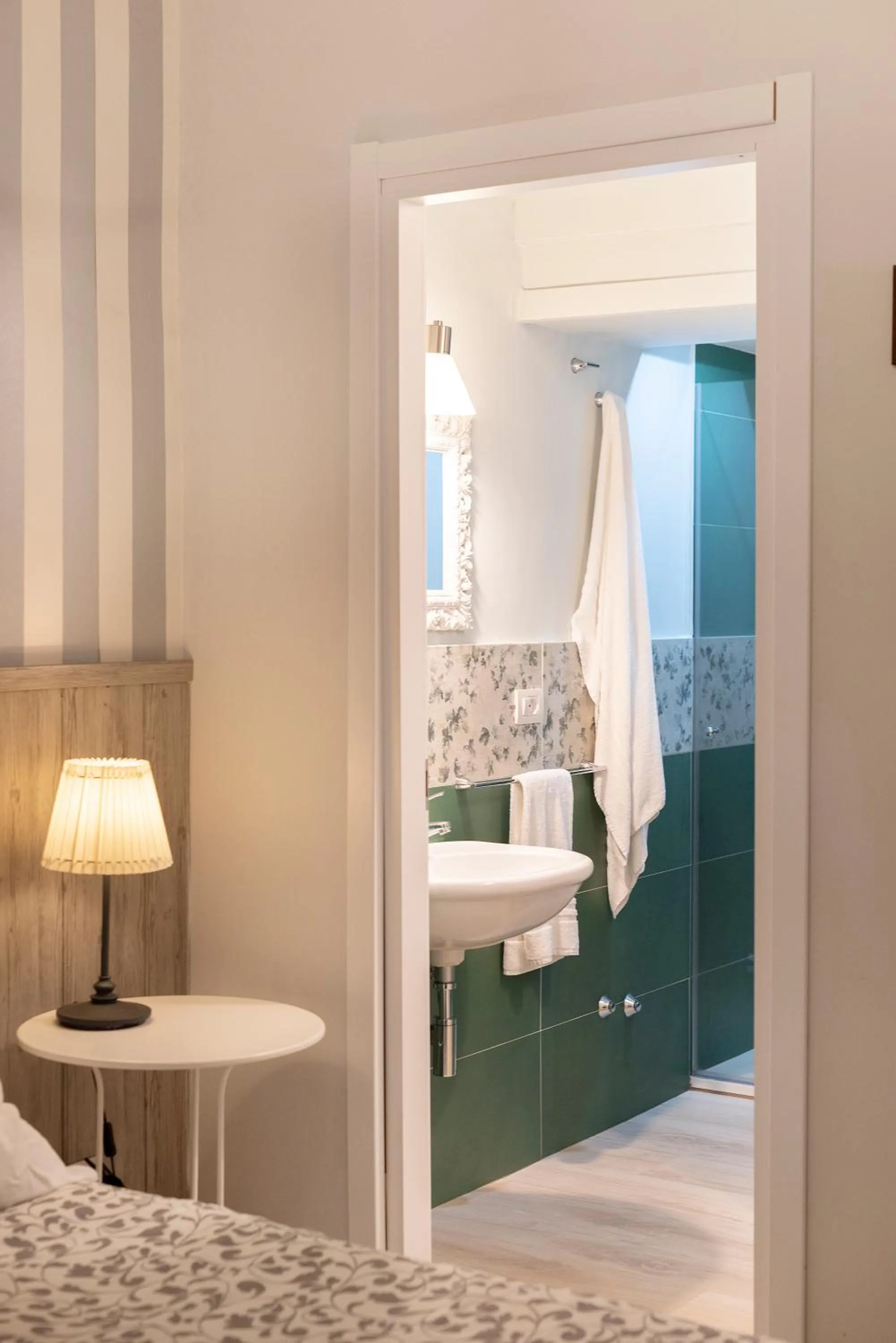 Bathroom, Bed in B&B Dei Decumani