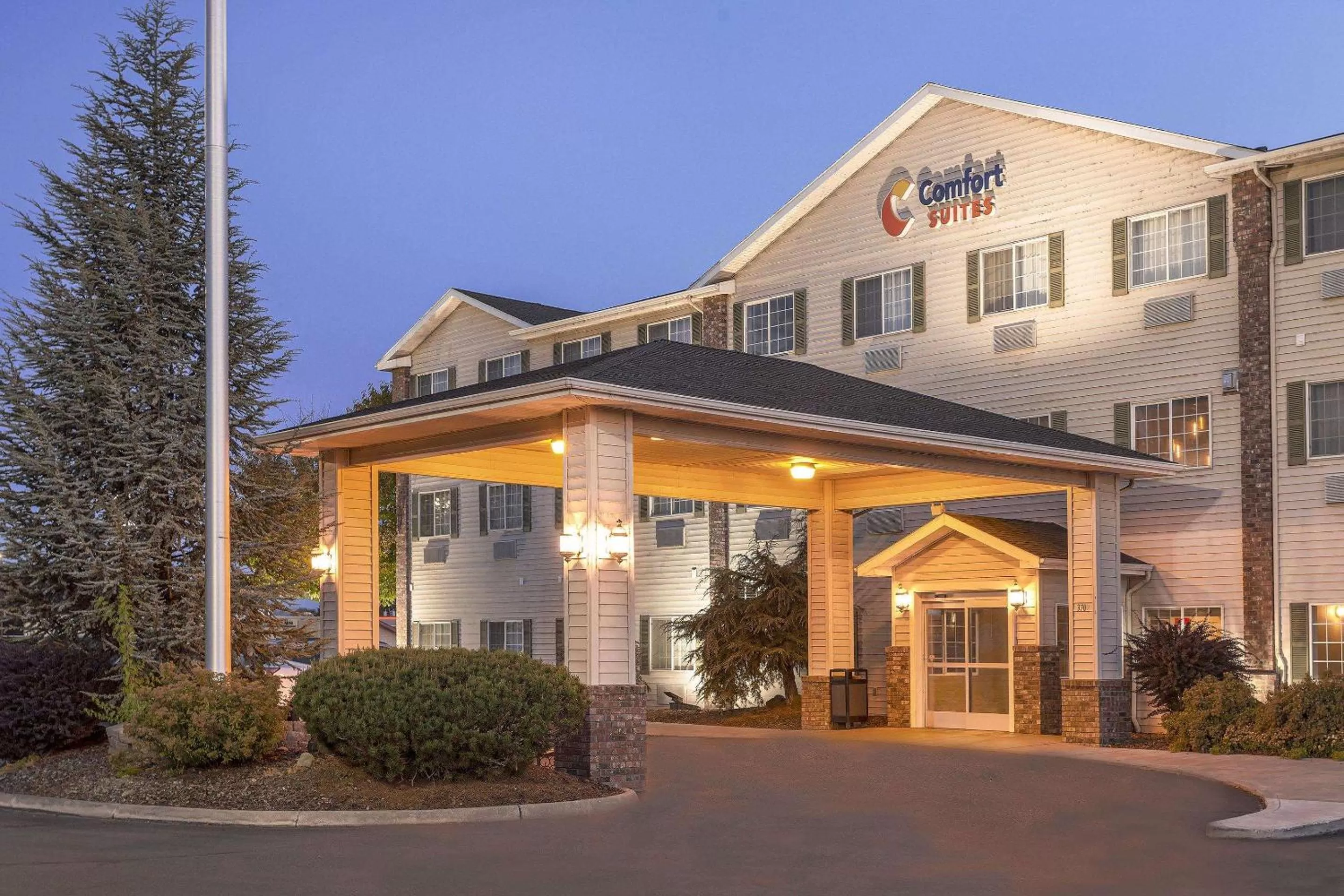 Property building in Comfort Suites Yakima