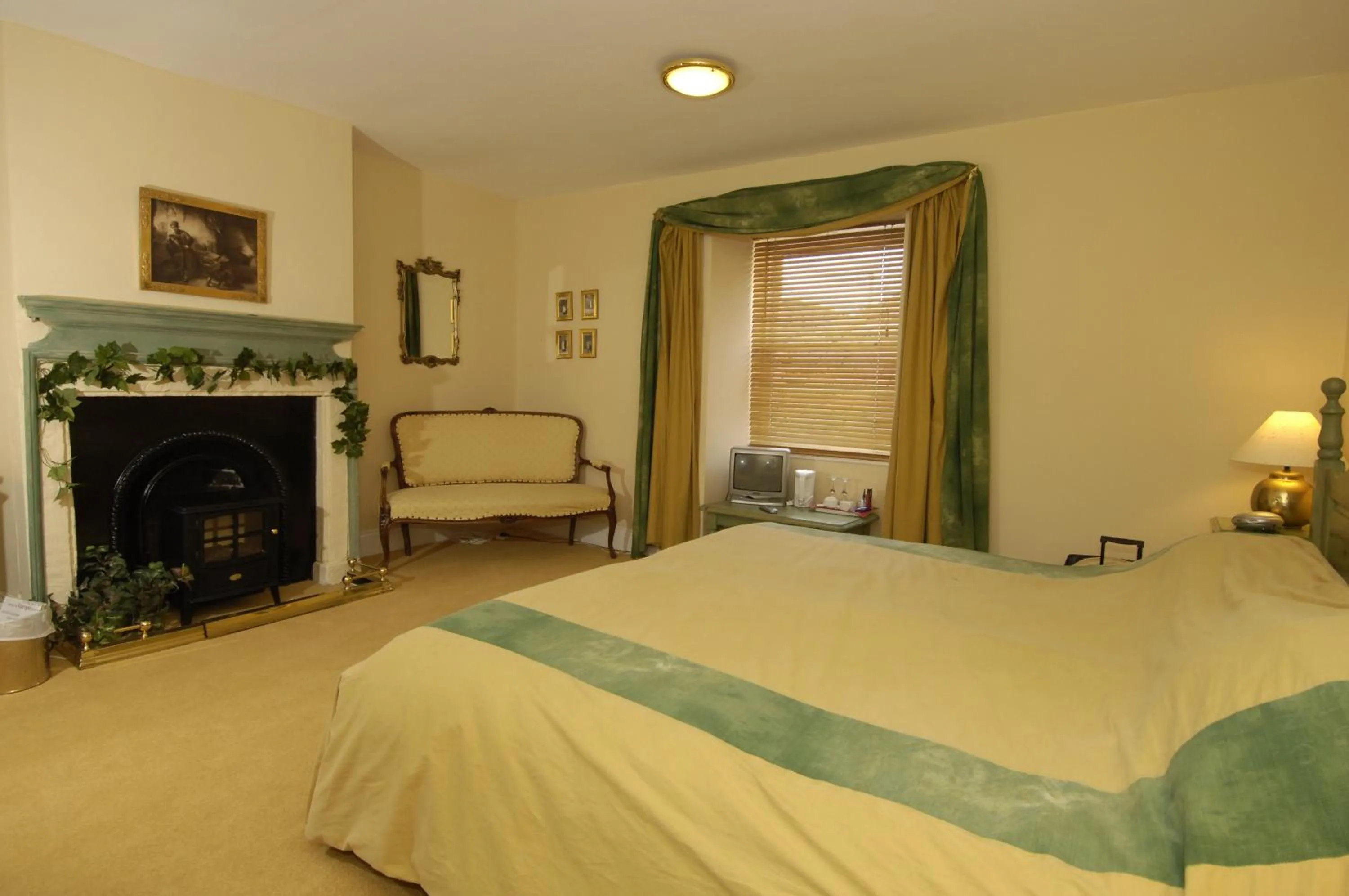 Photo of the whole room, Bed in Centre Of Britain Hotel