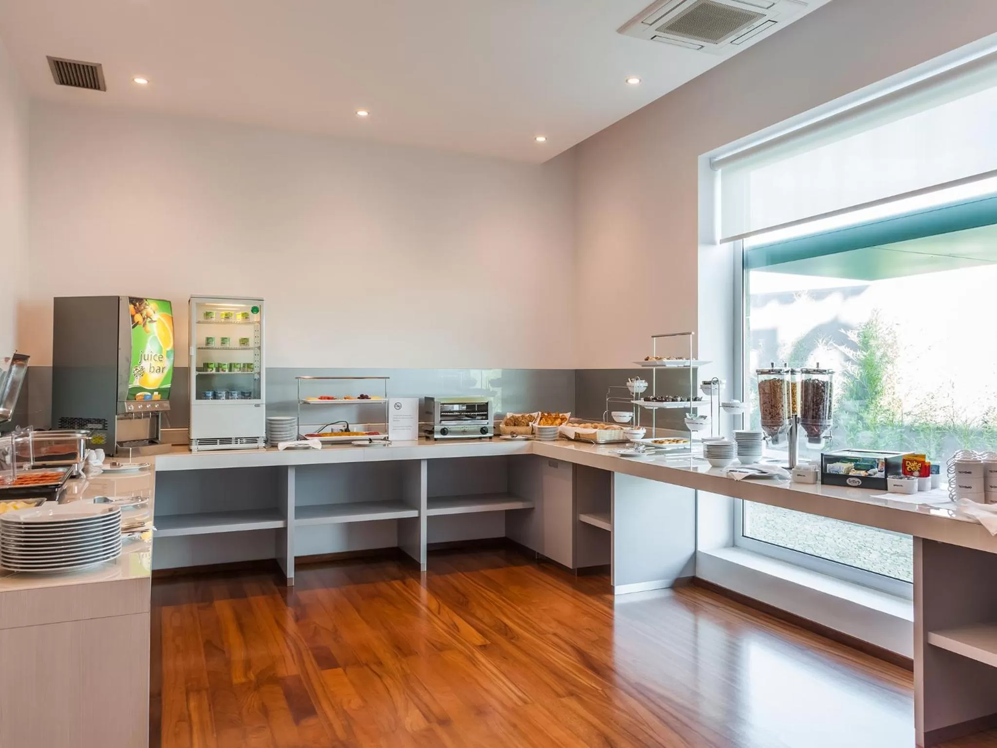 Food and drinks in OPOHOTEL Porto Aeroporto