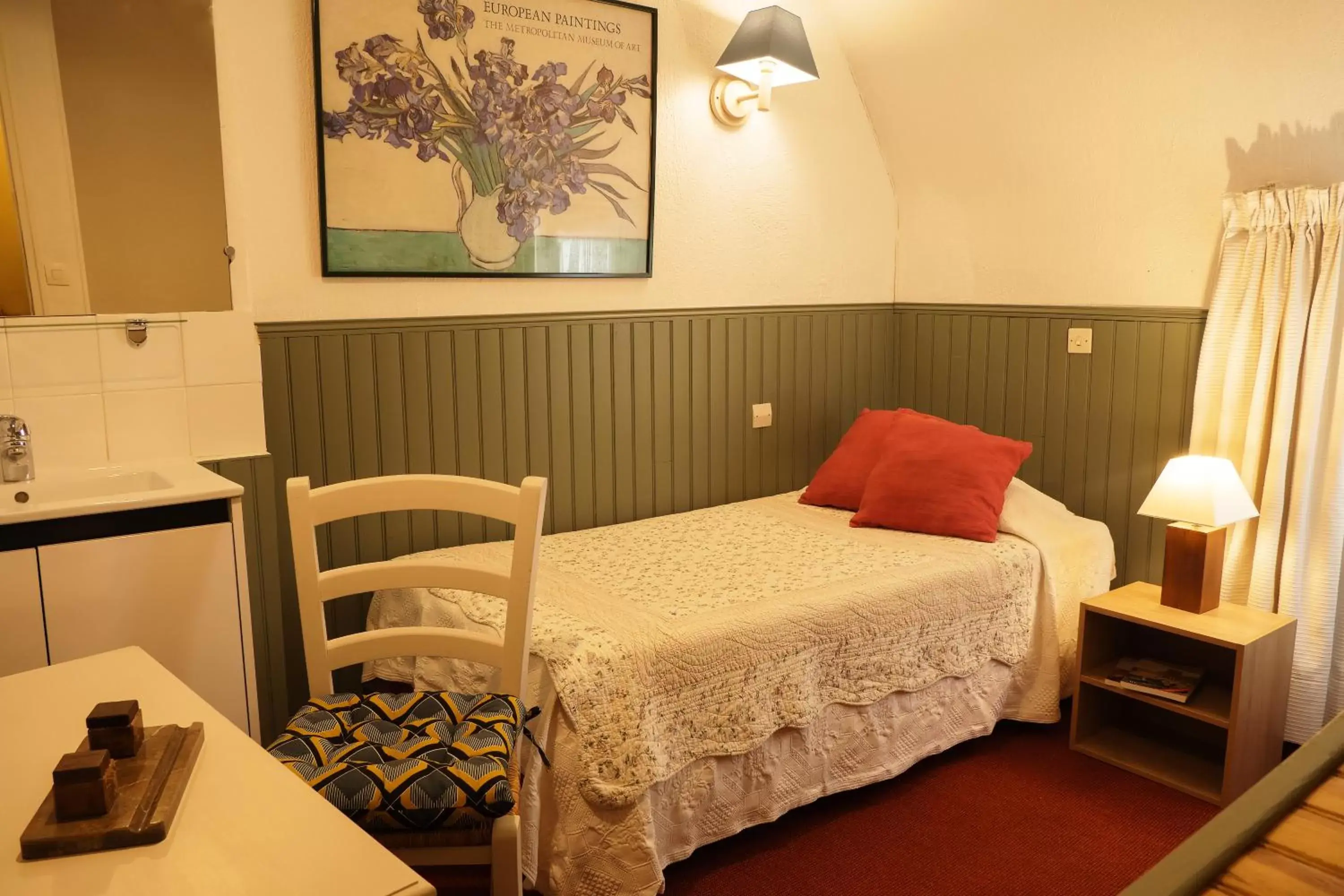 Single Room with Shared Bathroom - single occupancy in Hôtel du Cygne Paris Single Room with Shared Bathroom - single occupancy in Hôtel du Cygne Paris