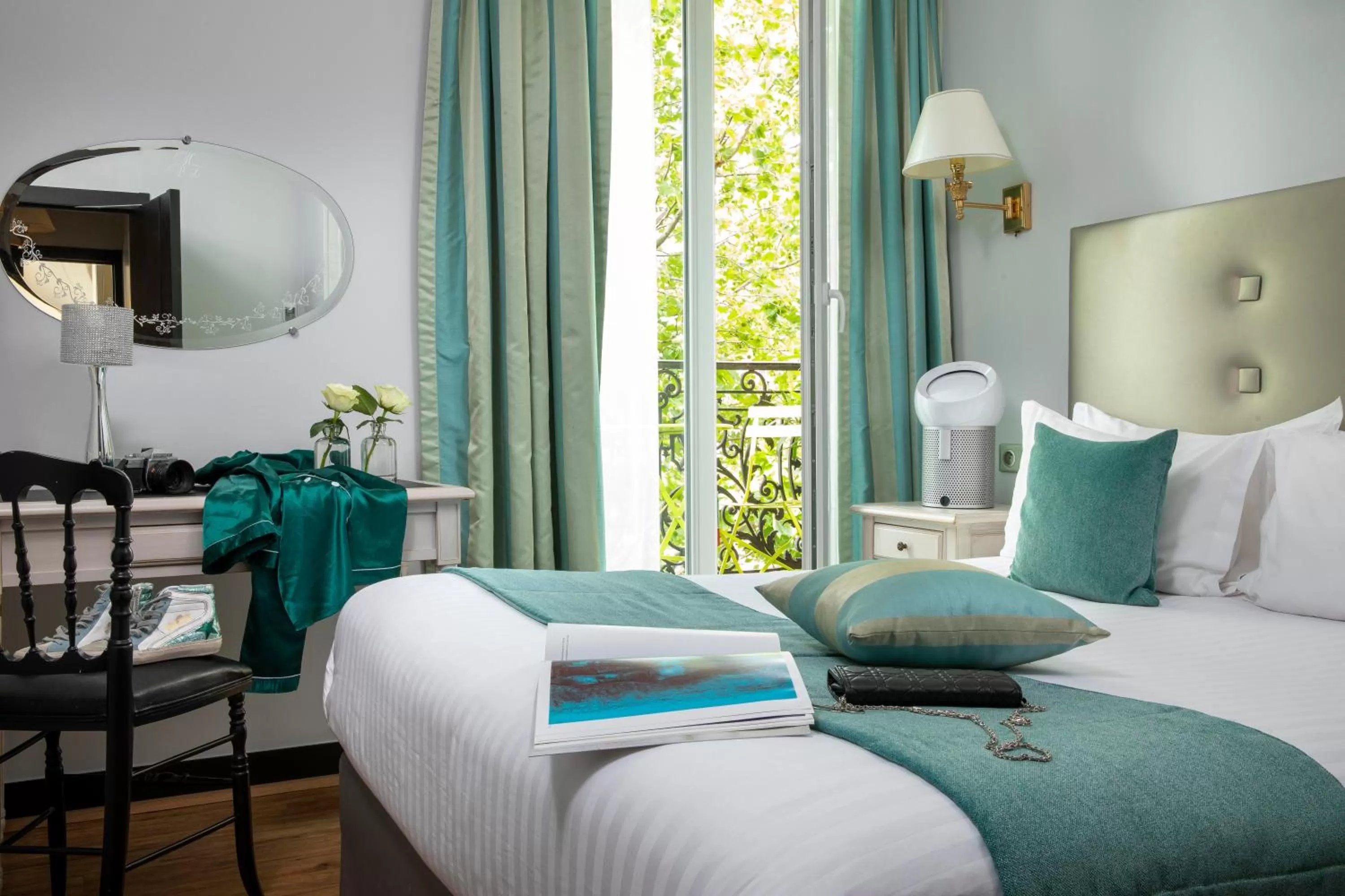 Bedroom, Bed in Hotel Plaza Elysées