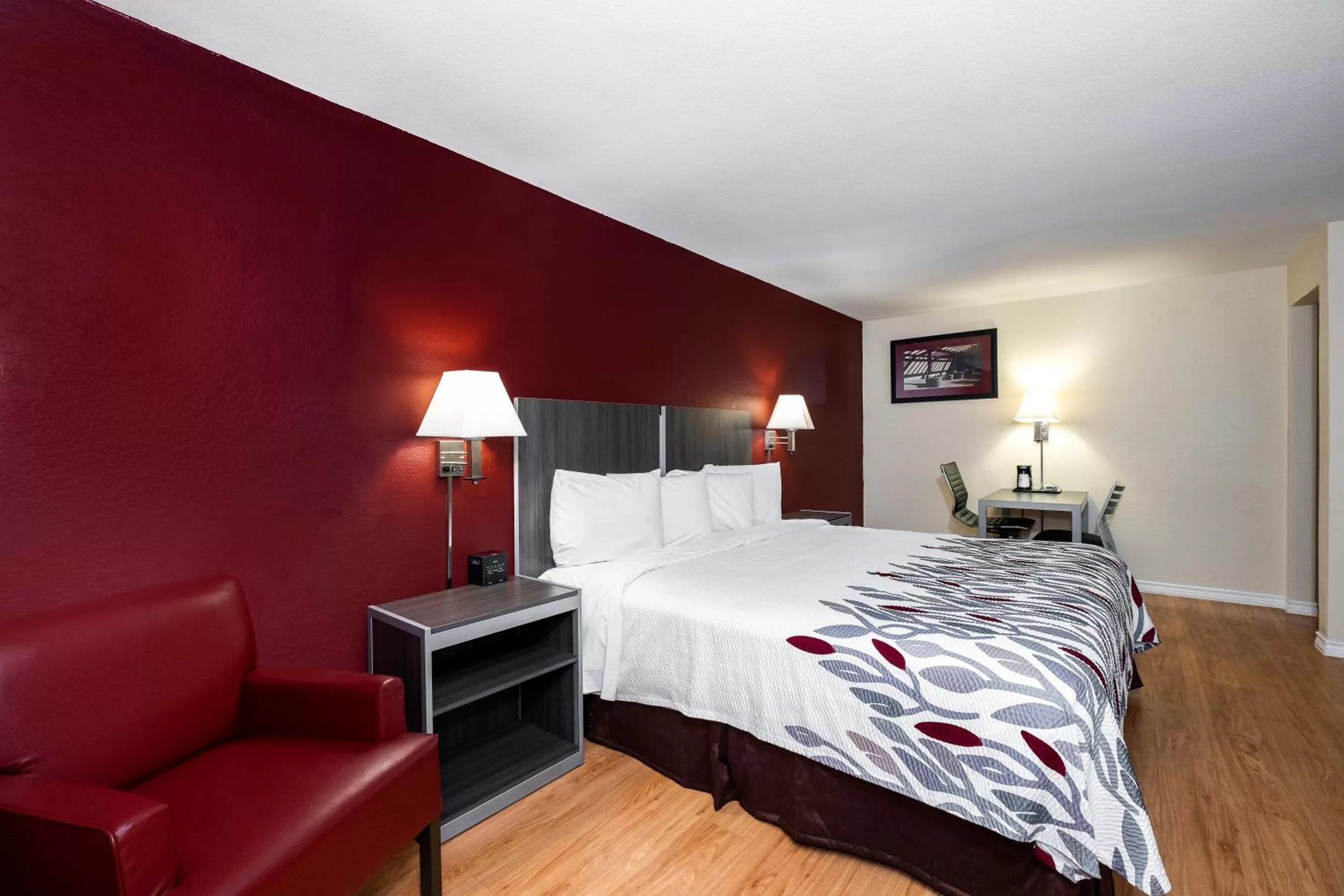 Photo of the whole room, Bed in Red Roof Inn Houston North - FM1960 & I-45