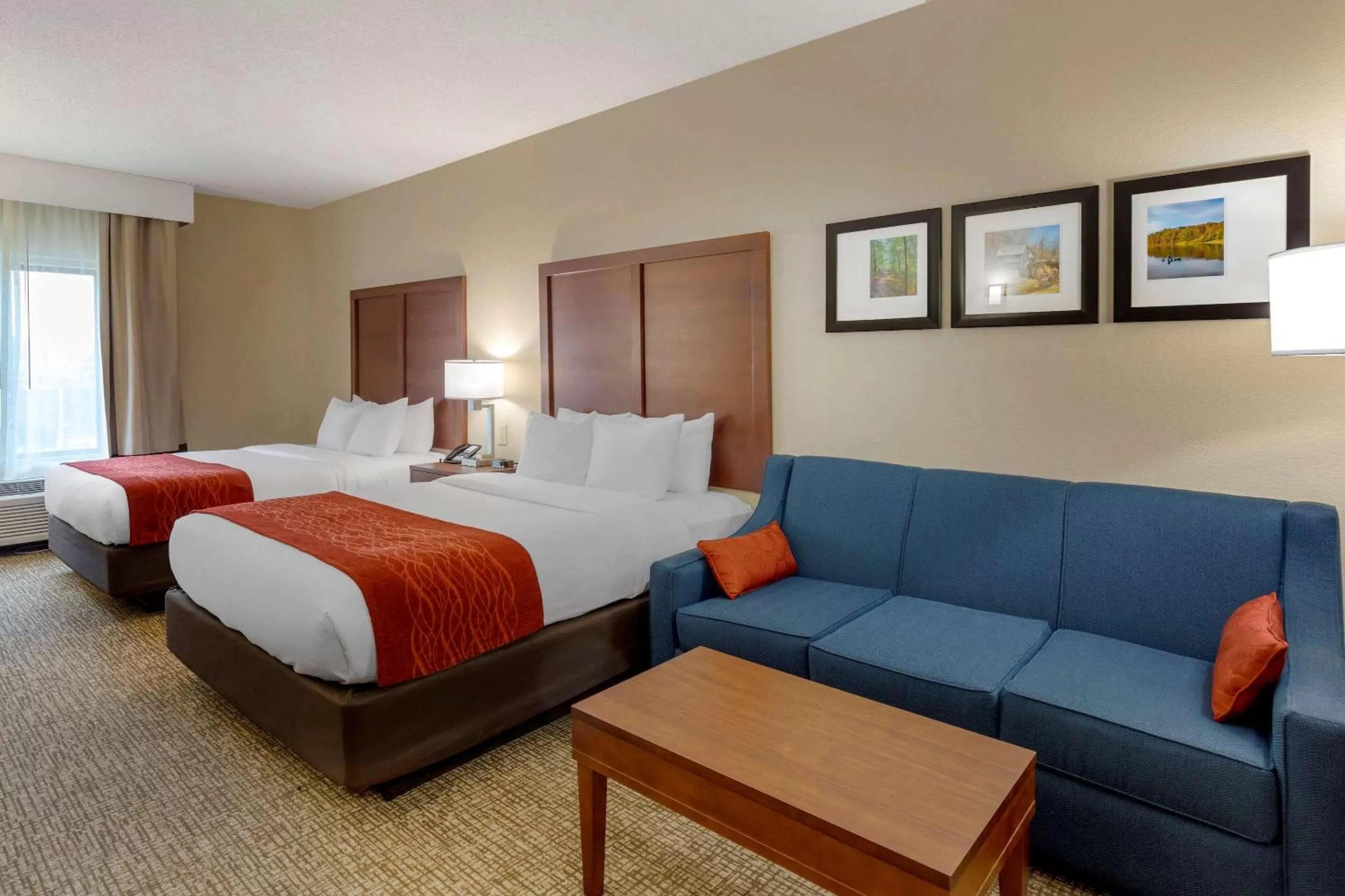 Photo of the whole room, Bed in Comfort Inn & Suites Canton Riverstone Area