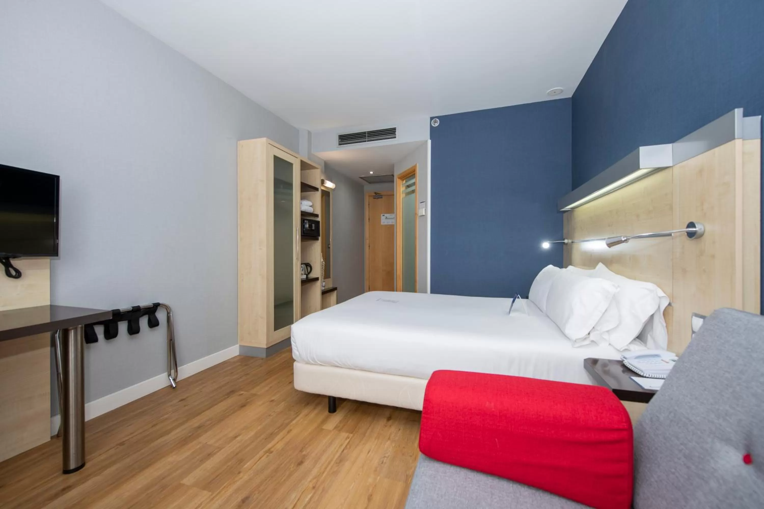Photo of the whole room, Bed in Holiday Inn Express Barcelona City 22@ by IHG