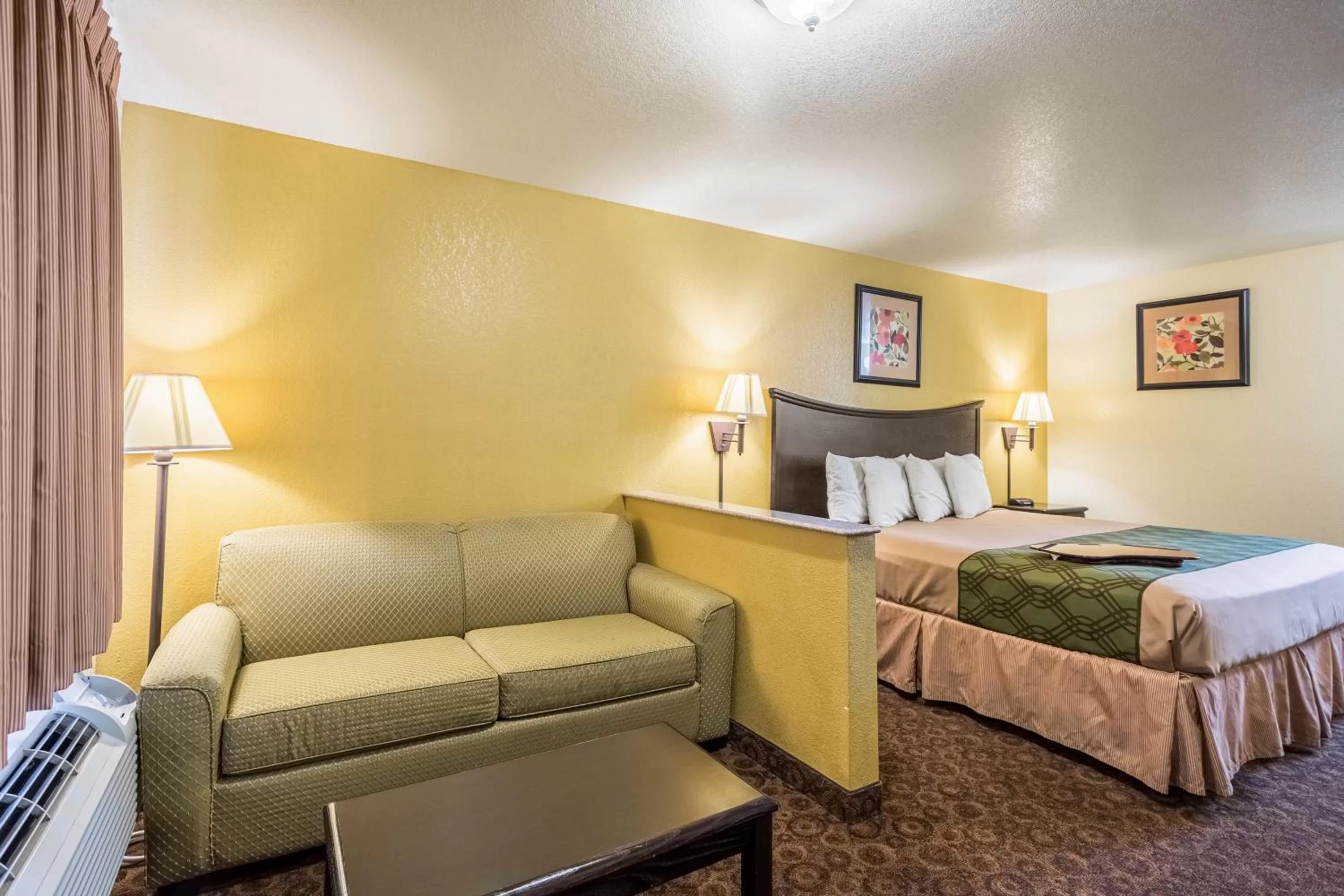 King Room with Sofa Bed - Non-Smoking in Econo Lodge Inn & Suites Searcy