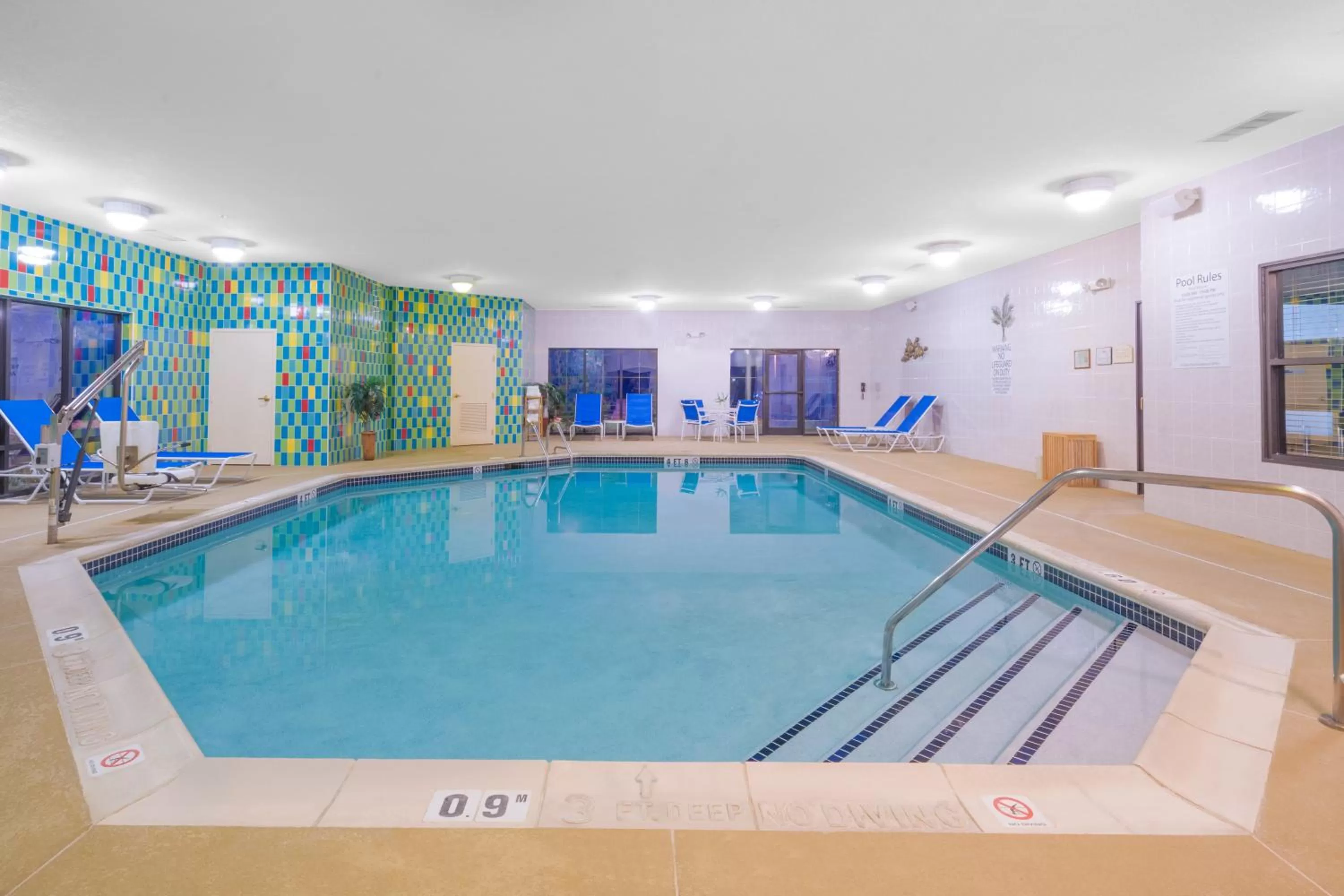 Swimming pool in Holiday Inn Express Hotel & Suites Easton by IHG