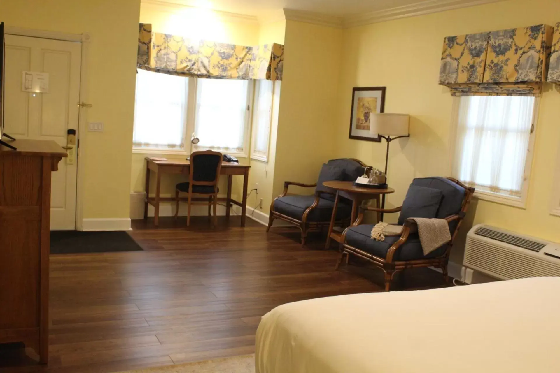 King Room - single occupancy in Elm House Inn King Room - single occupancy in Elm House Inn