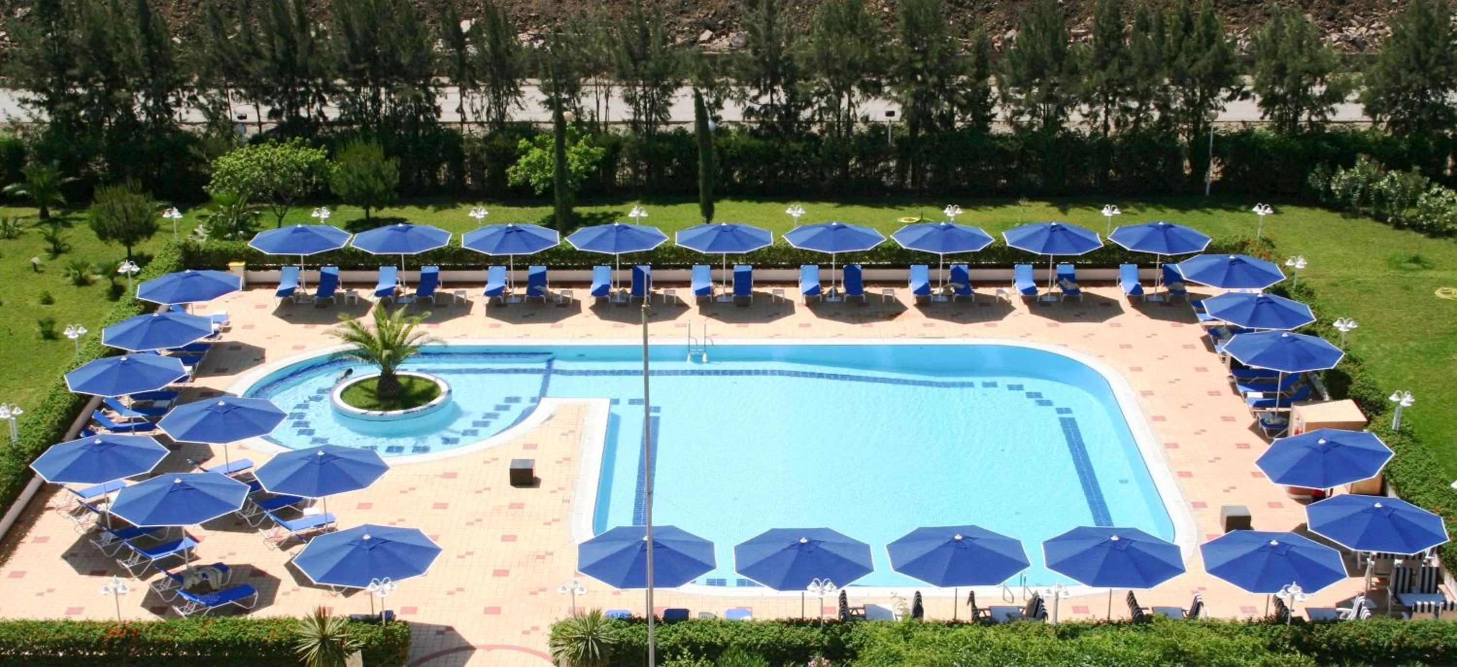 Swimming pool in Hotel Mercure Alger Aéroport