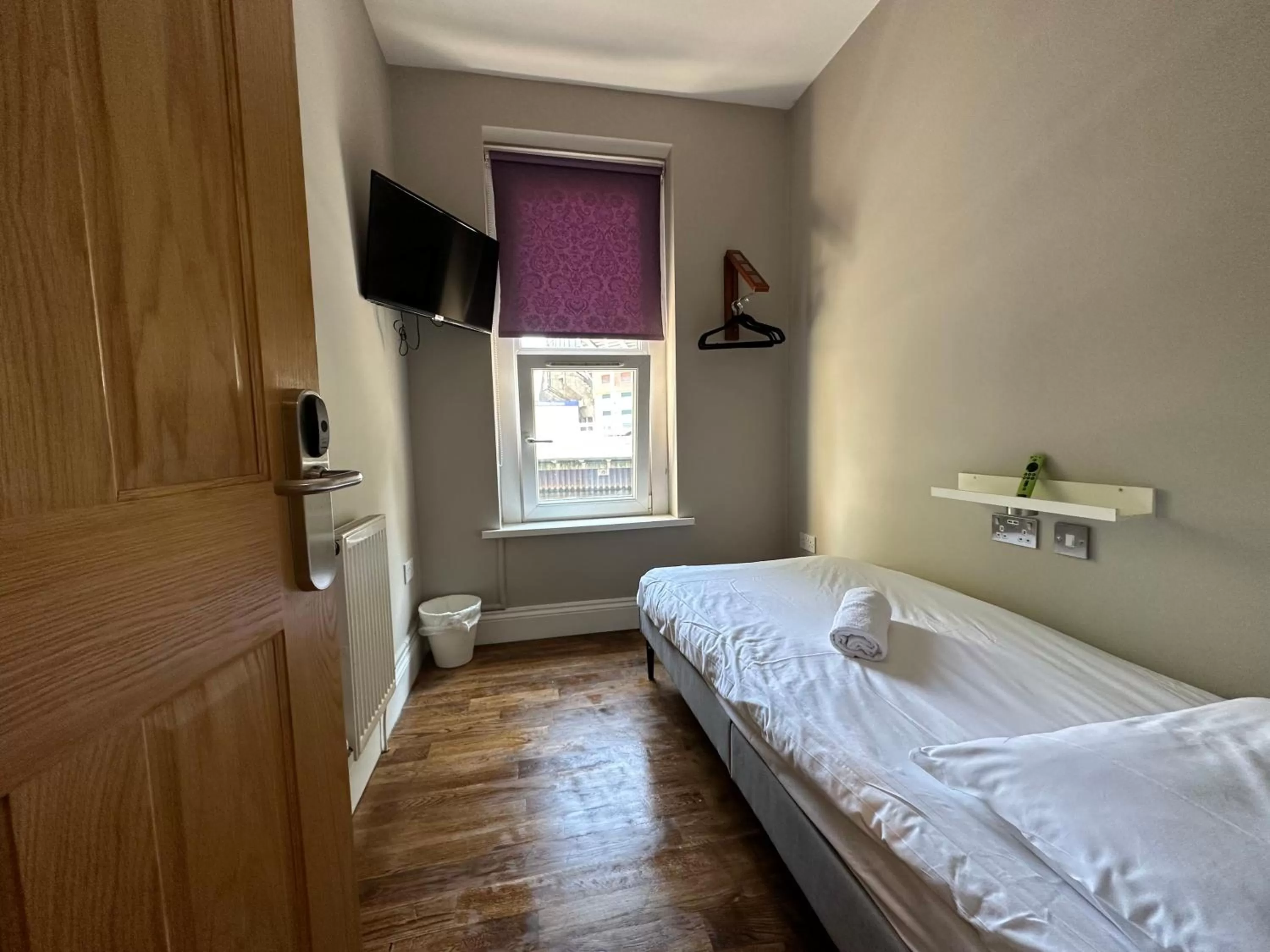 Photo of the whole room, Bed in The Riverhouse