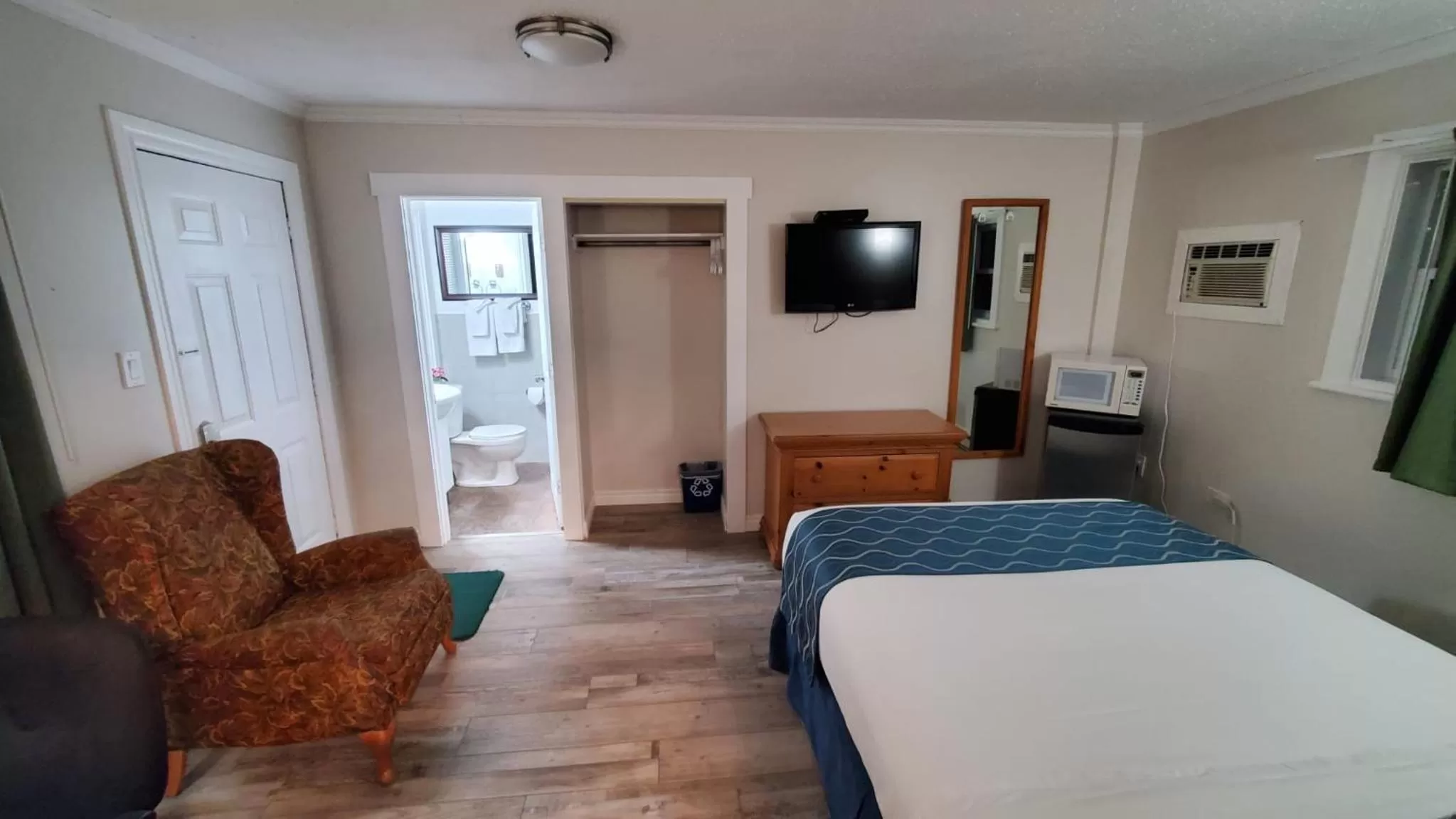 Bed in Knights Inn Colonial Fireside Inn