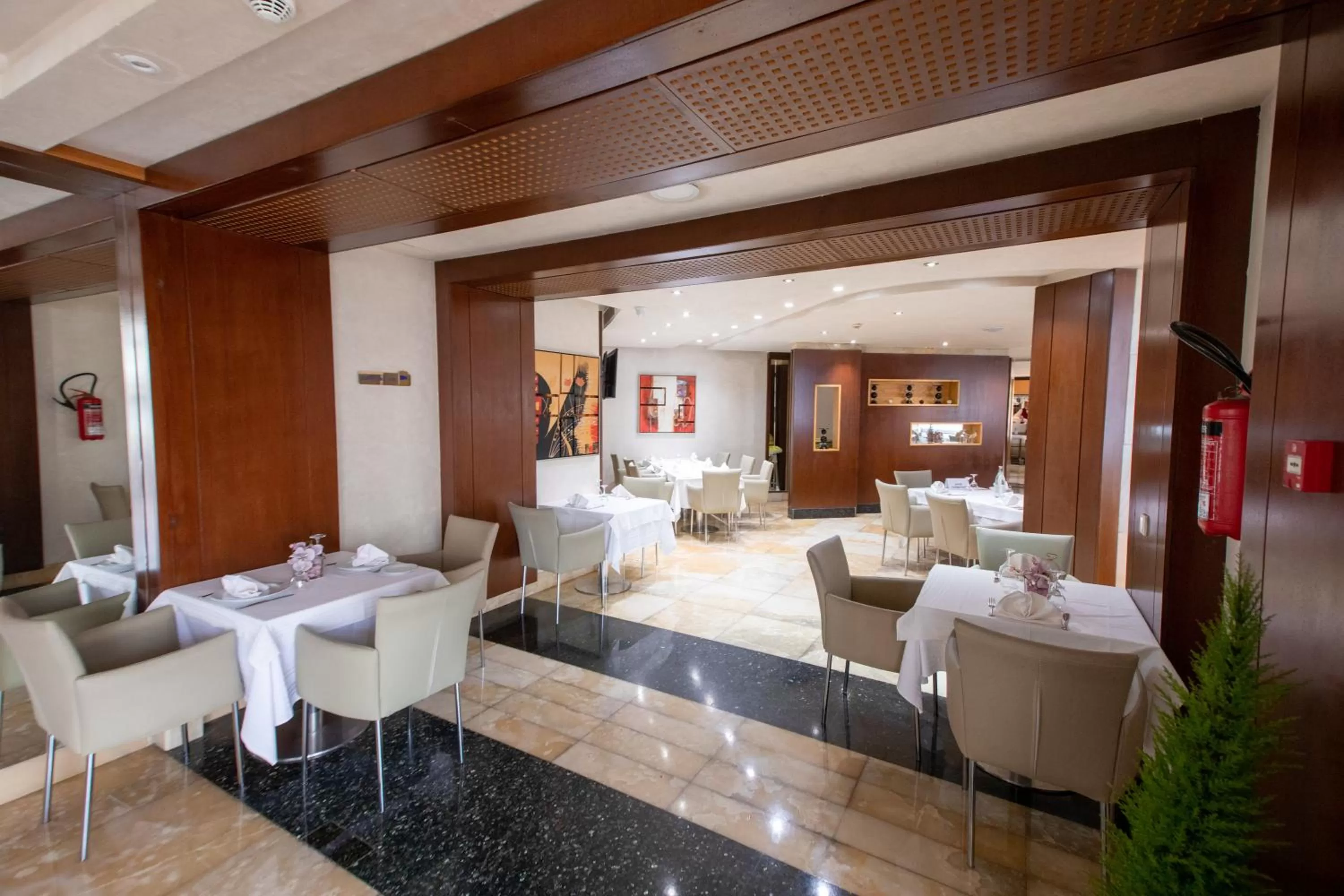 Restaurant/places to eat in The Penthouse Suites Hotel