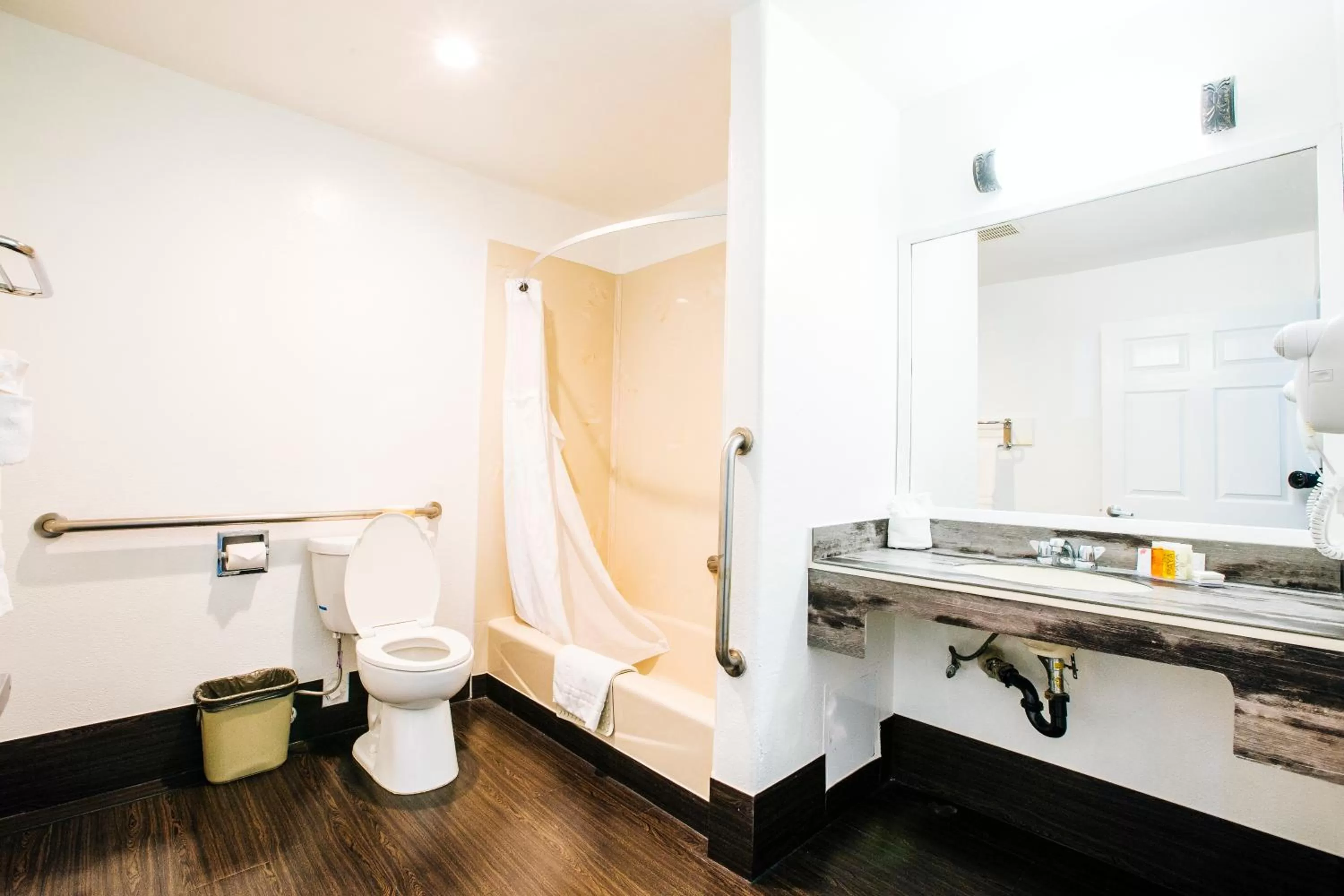 Bathroom in Anaheim Discovery Inn and Suites