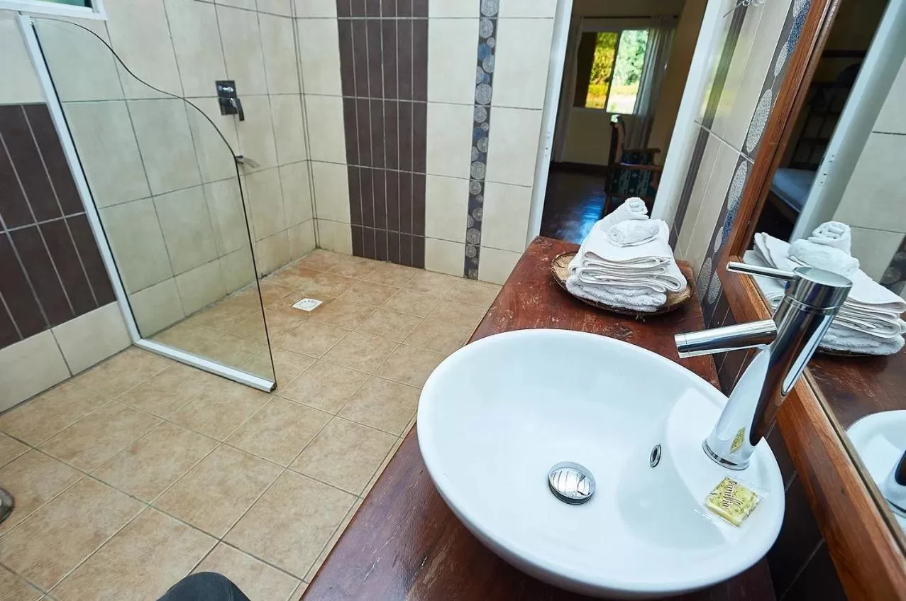 Bathroom in Riviera Garden Hotel Ivato Airport