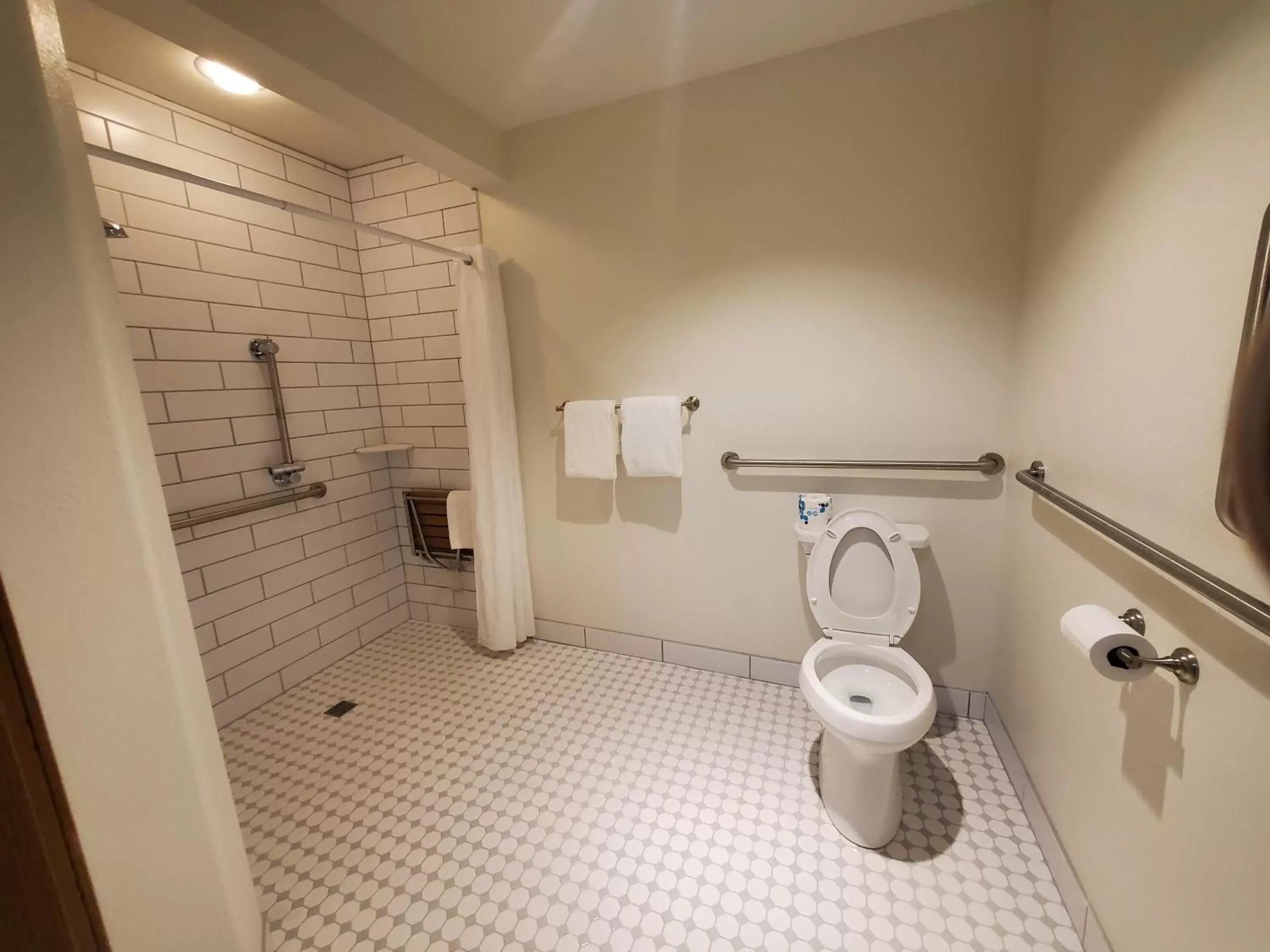 Queen Room - single occupancy - Disability Access in Alpine Inn Queen Room - single occupancy - Disability Access in Alpine Inn