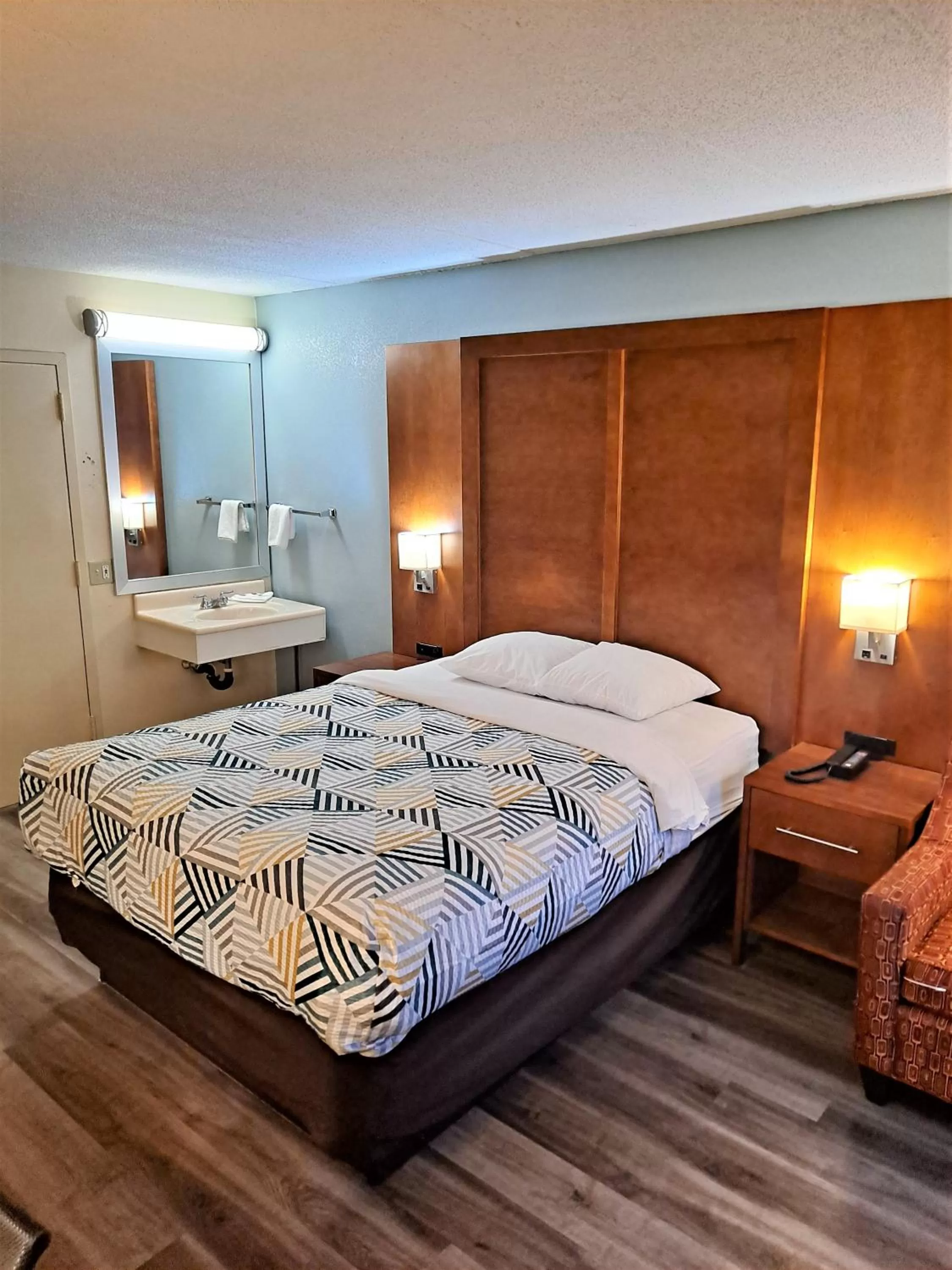 Bedroom, Bed in Motel 6 Catonsville MD Baltimore West