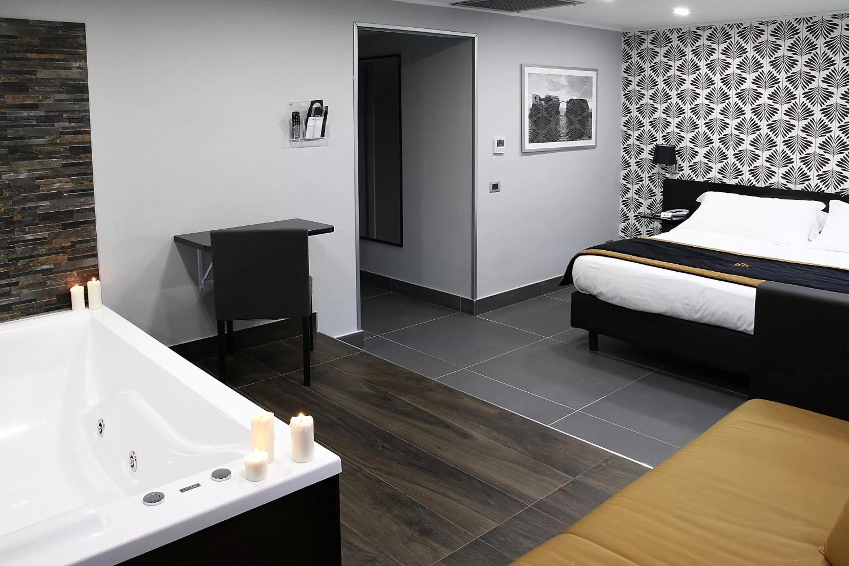 Photo of the whole room, Bed in Best Western JFK Hotel