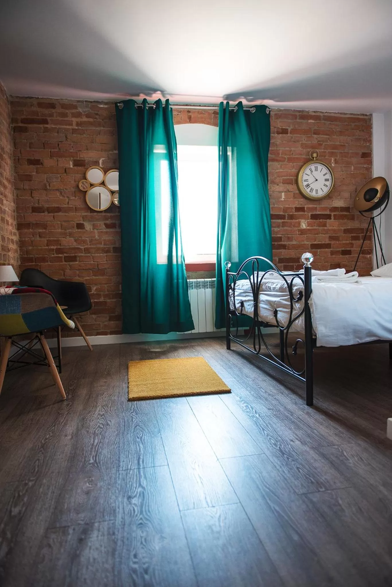 Photo of the whole room, Bed in Leon's Rooms