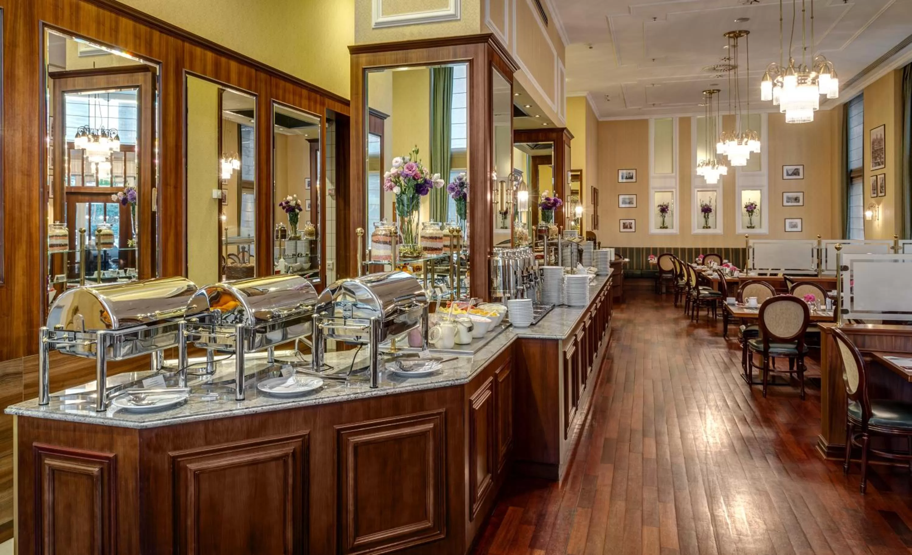 Restaurant/places to eat in Hotel Polonia Palace