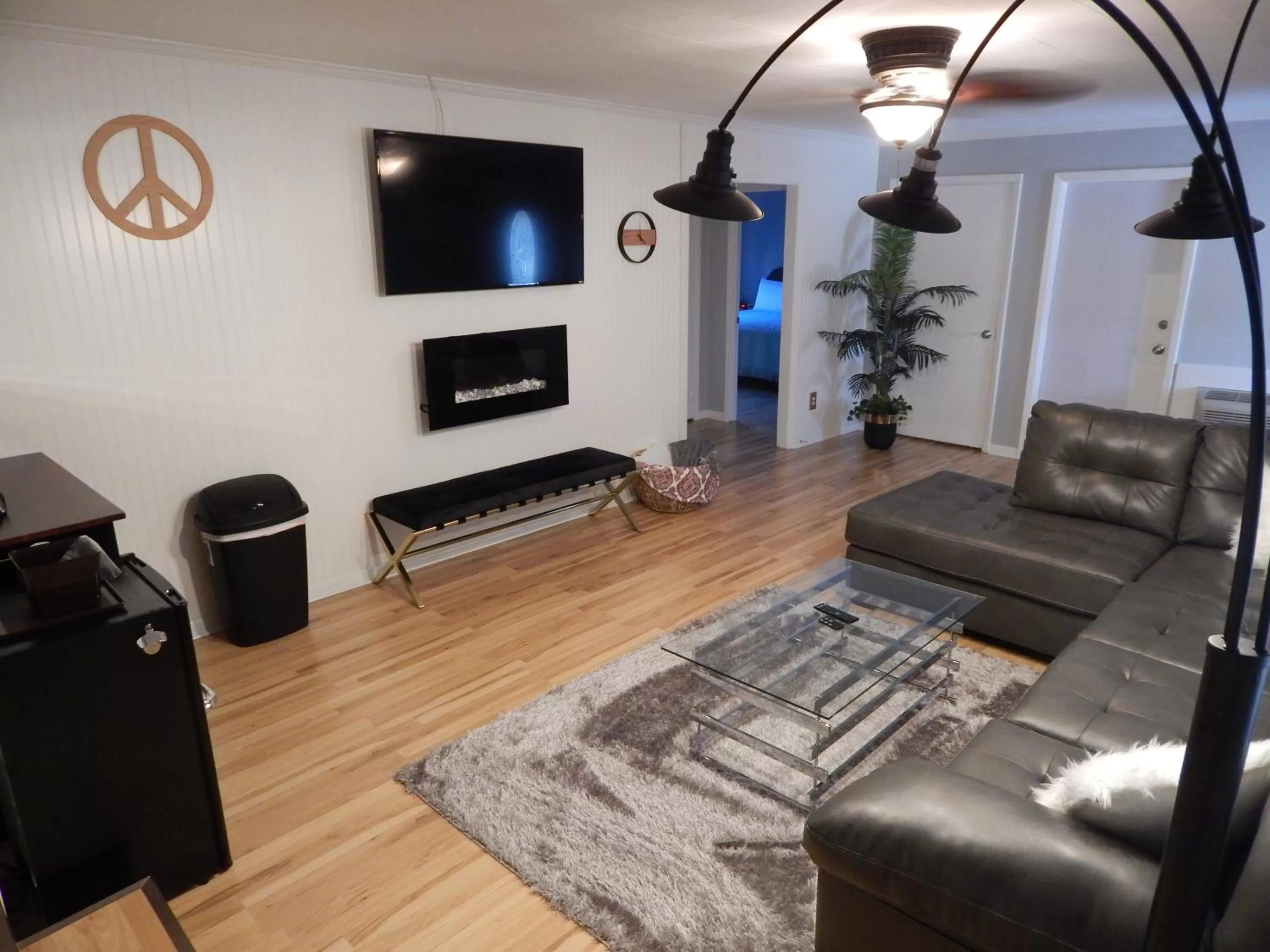 Living room in Sunset Motel