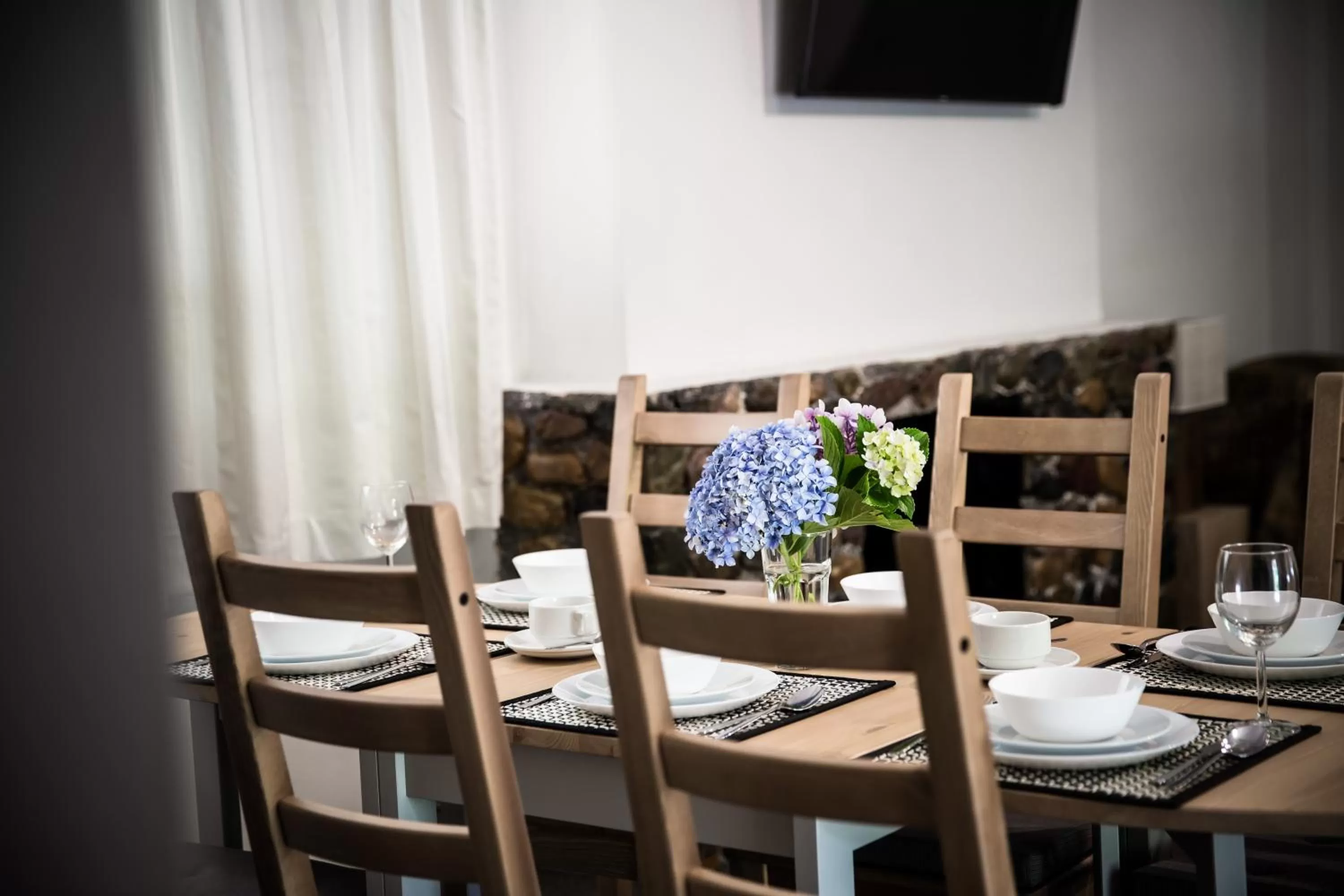 Dining area in Tall Trees Motel Mountain Retreat
