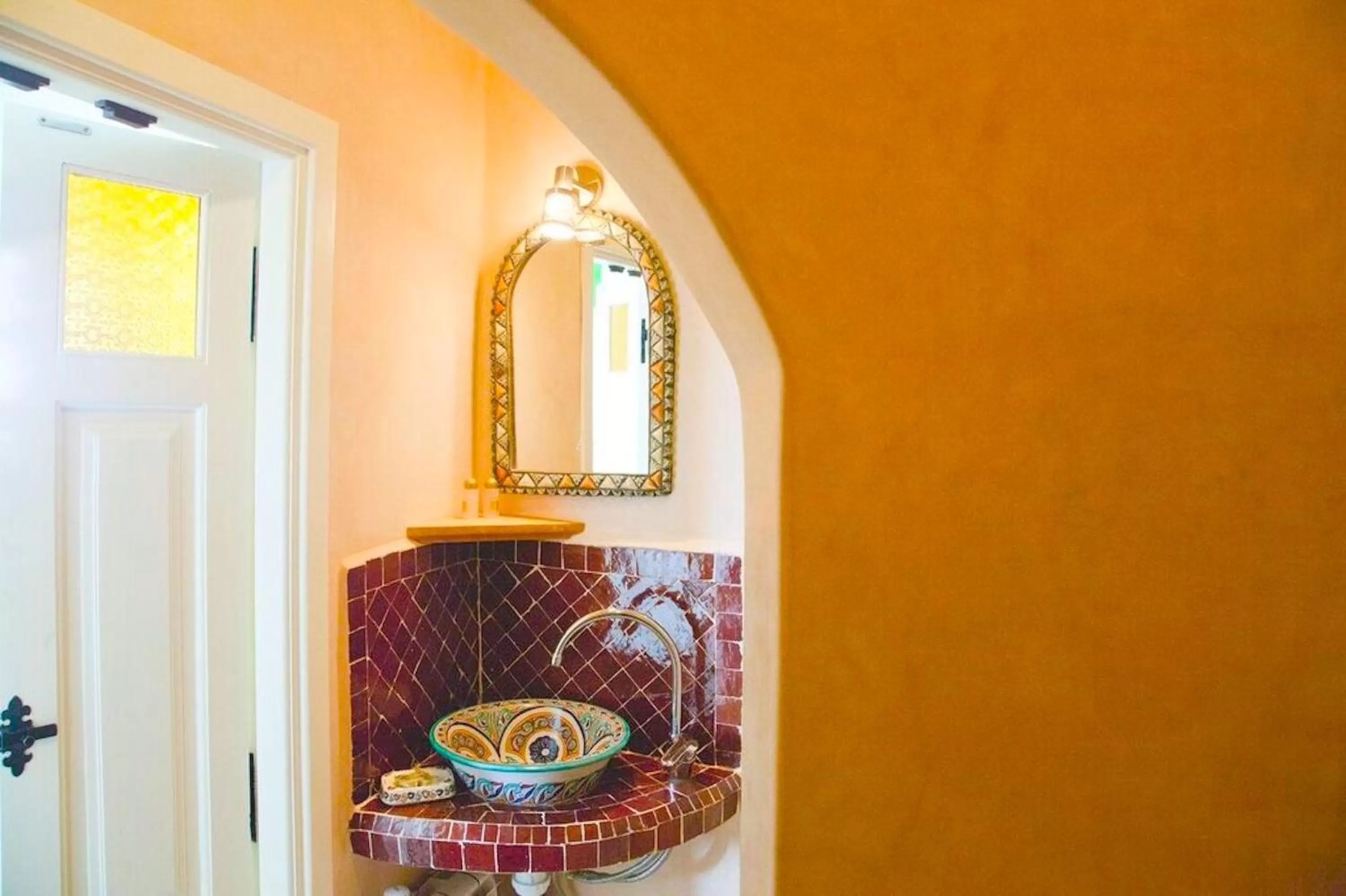 Shower, Drinks in Kasbah Rose