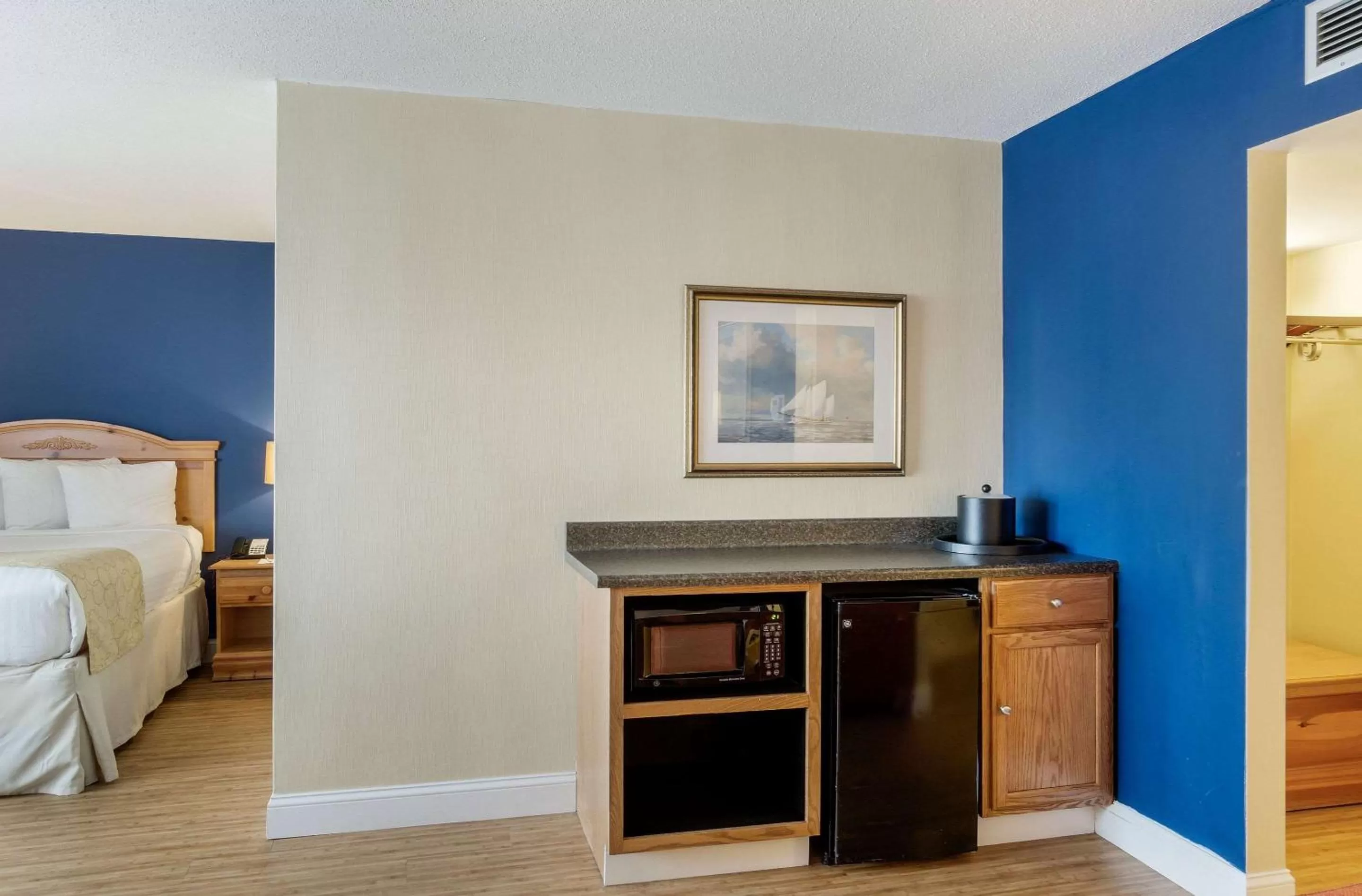 Photo of the whole room, TV/Entertainment Center in Clarion Hotel Seekonk - Providence