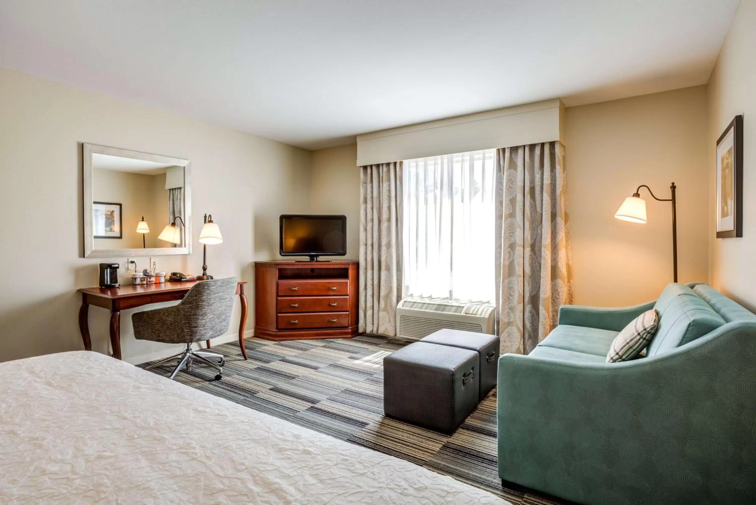 Bedroom, Bed in Hampton Inn & Suites Westford-Chelmsford
