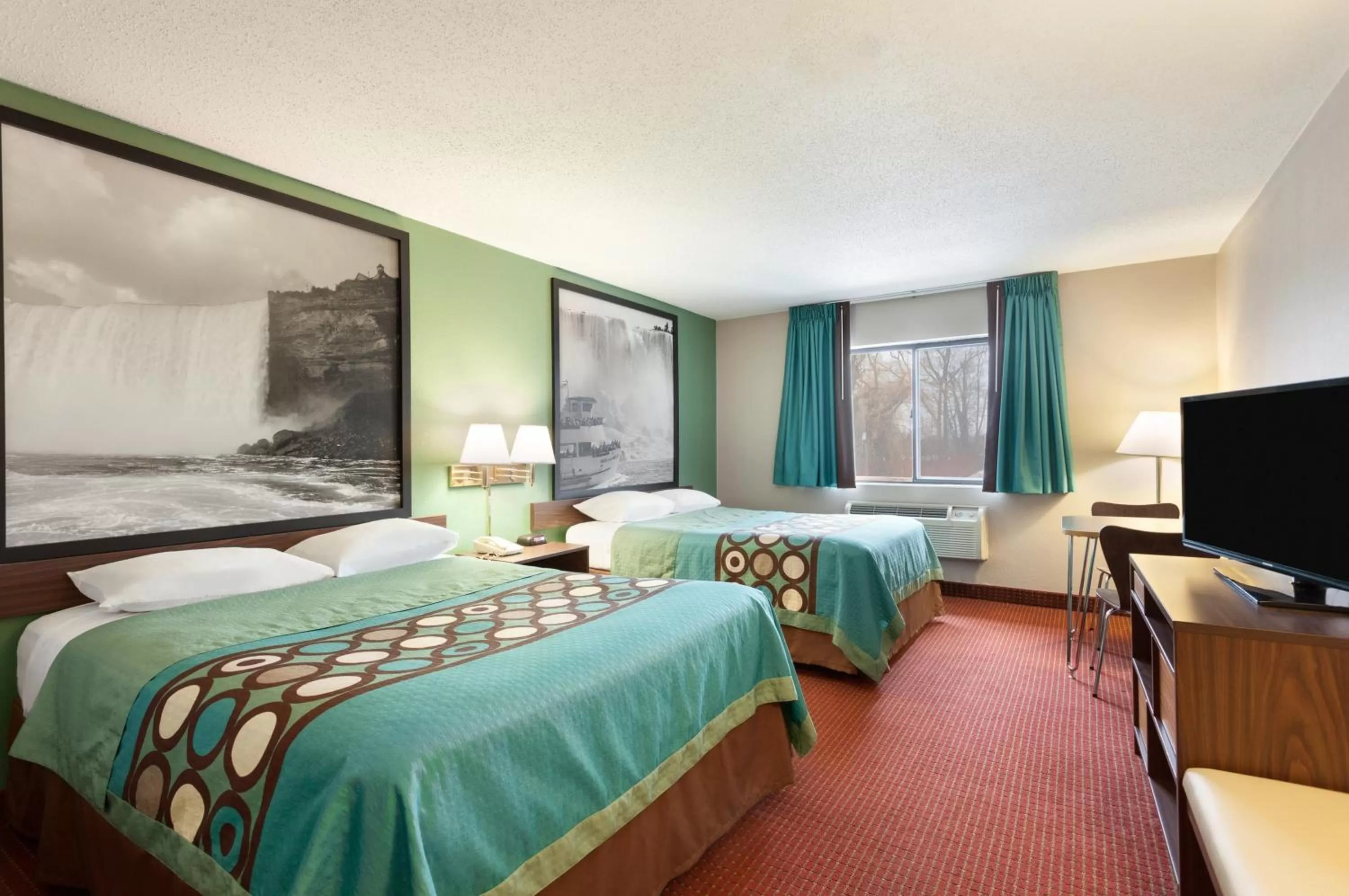 Day, Bed in Super 8 by Wyndham Niagara Falls