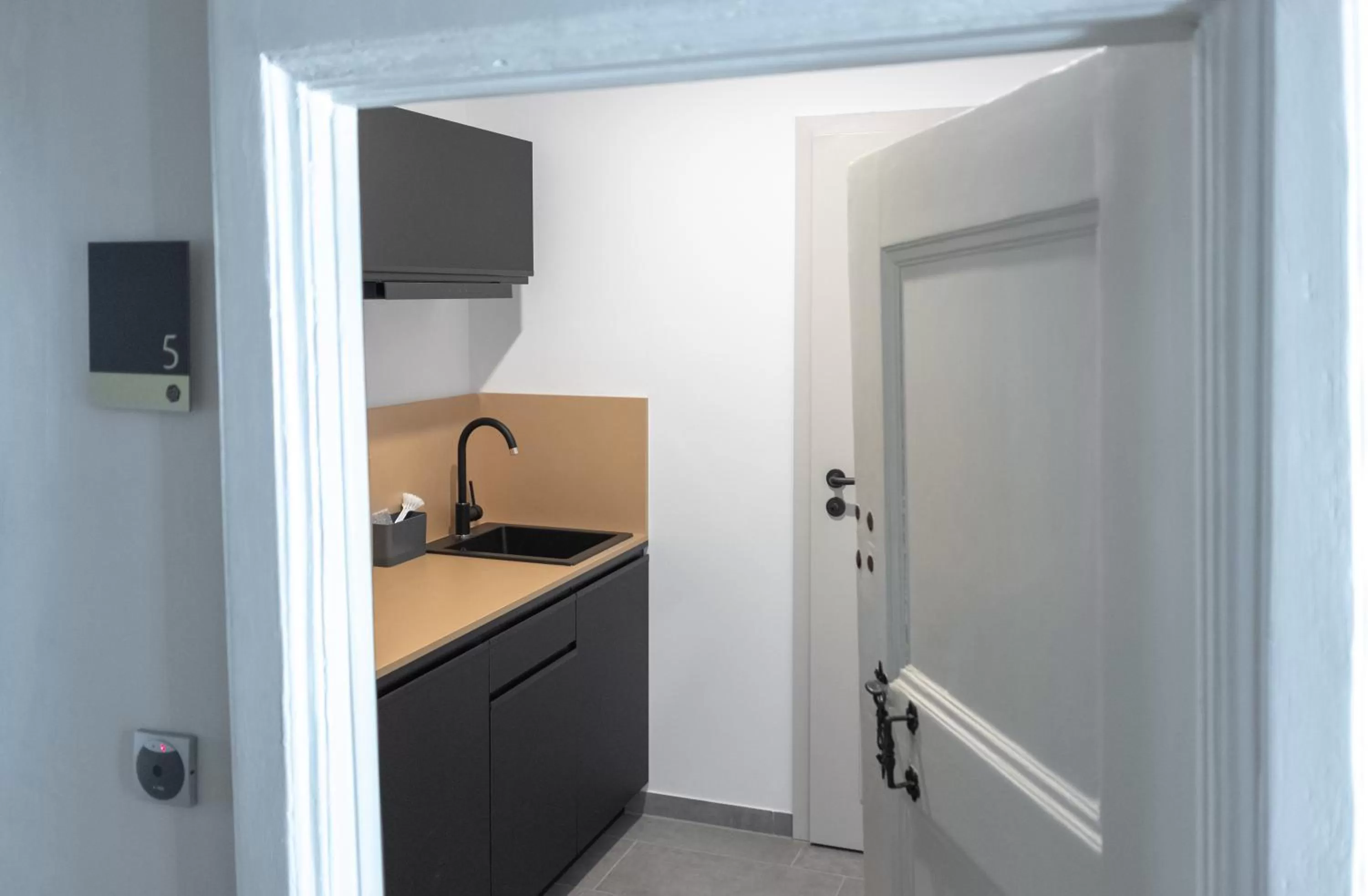 Kitchen or kitchenette in ANA Living Augsburg City Center by Arthotel ANA - Self-Service-Hotel