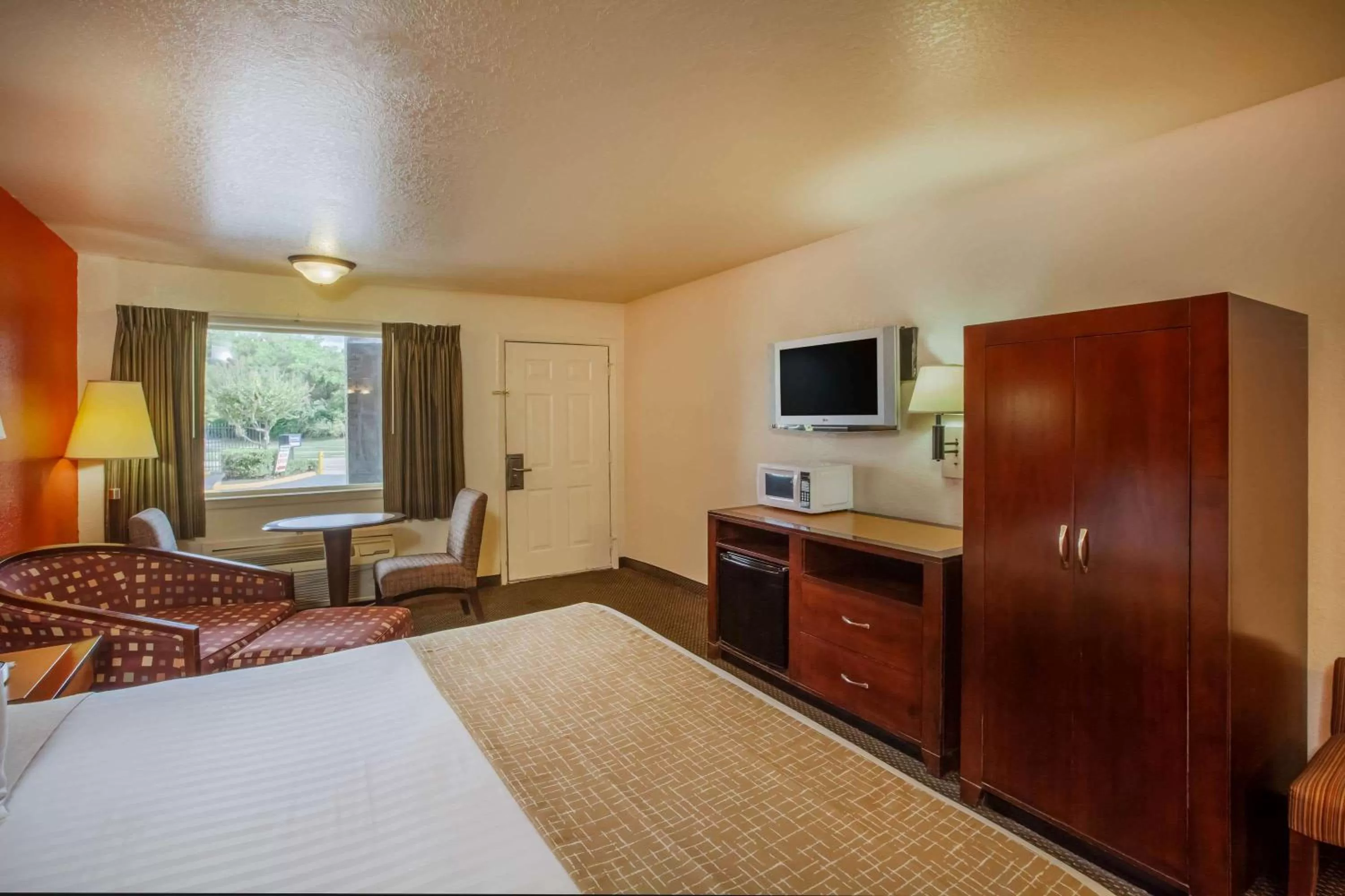 Photo of the whole room, Bed in Travelodge by Wyndham Houston Hobby Airport