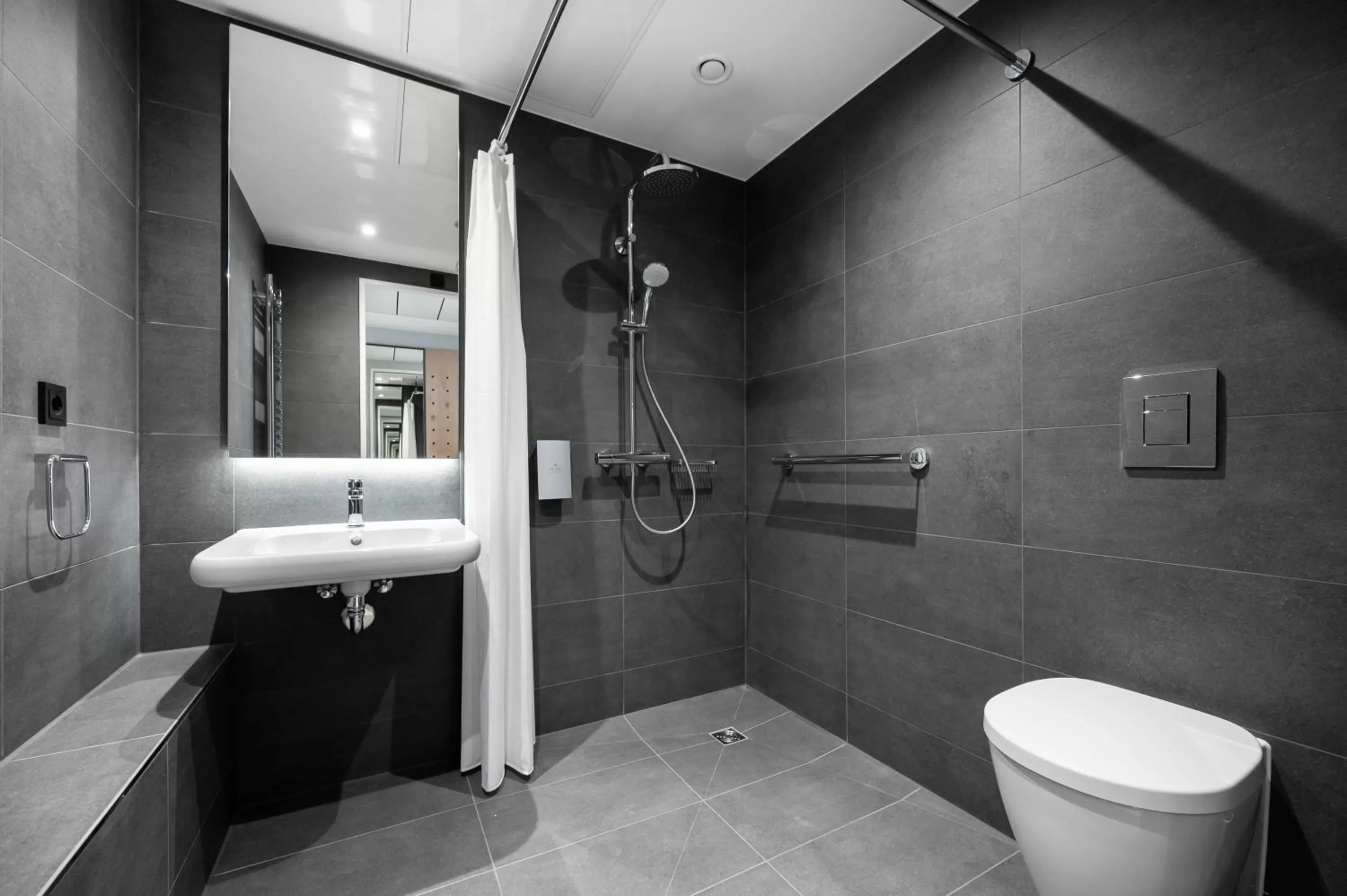 Shower in Staycity Aparthotels Frankfurt Airport