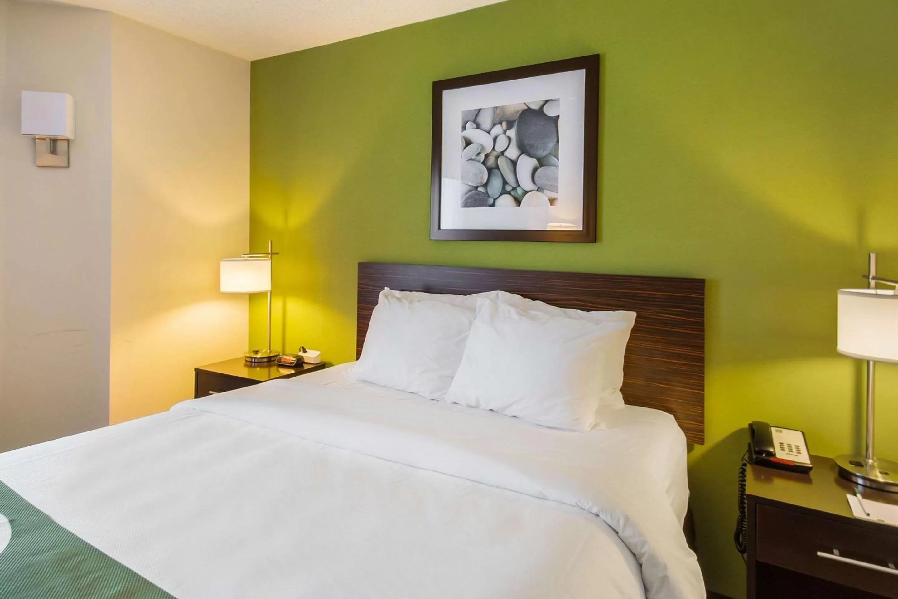 Photo of the whole room, Bed in Quality Inn Grasonville near Kent Island