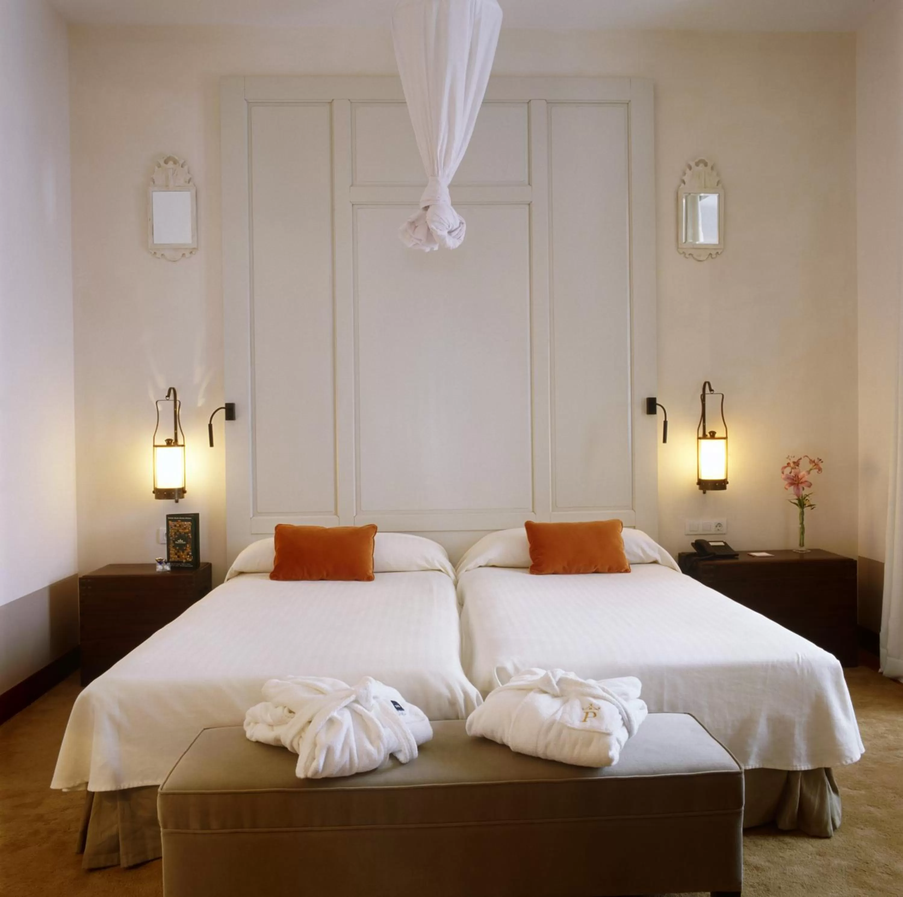 Photo of the whole room, Bed in Parador de La Granja