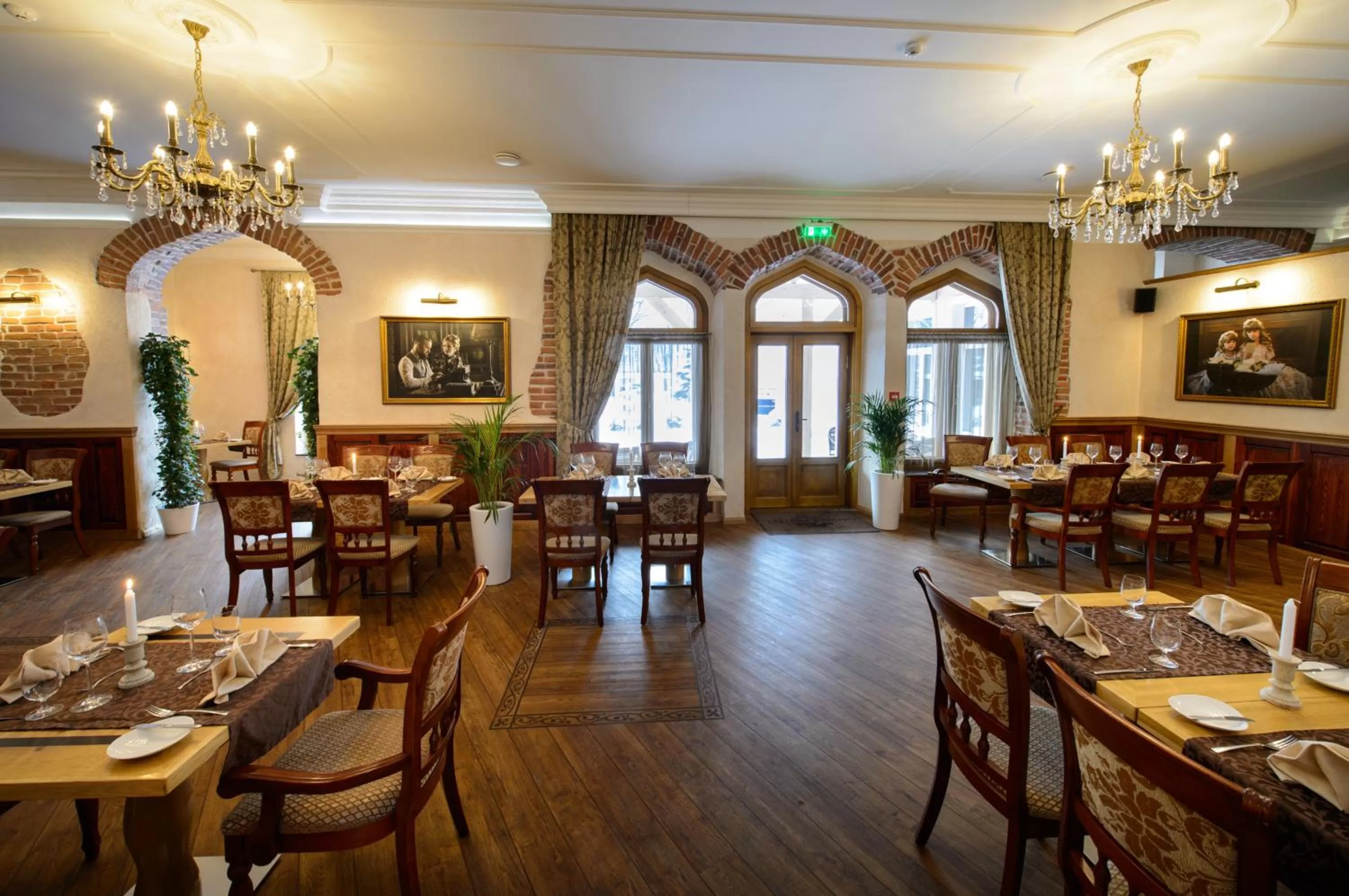 Restaurant/places to eat in Georgi Hotell