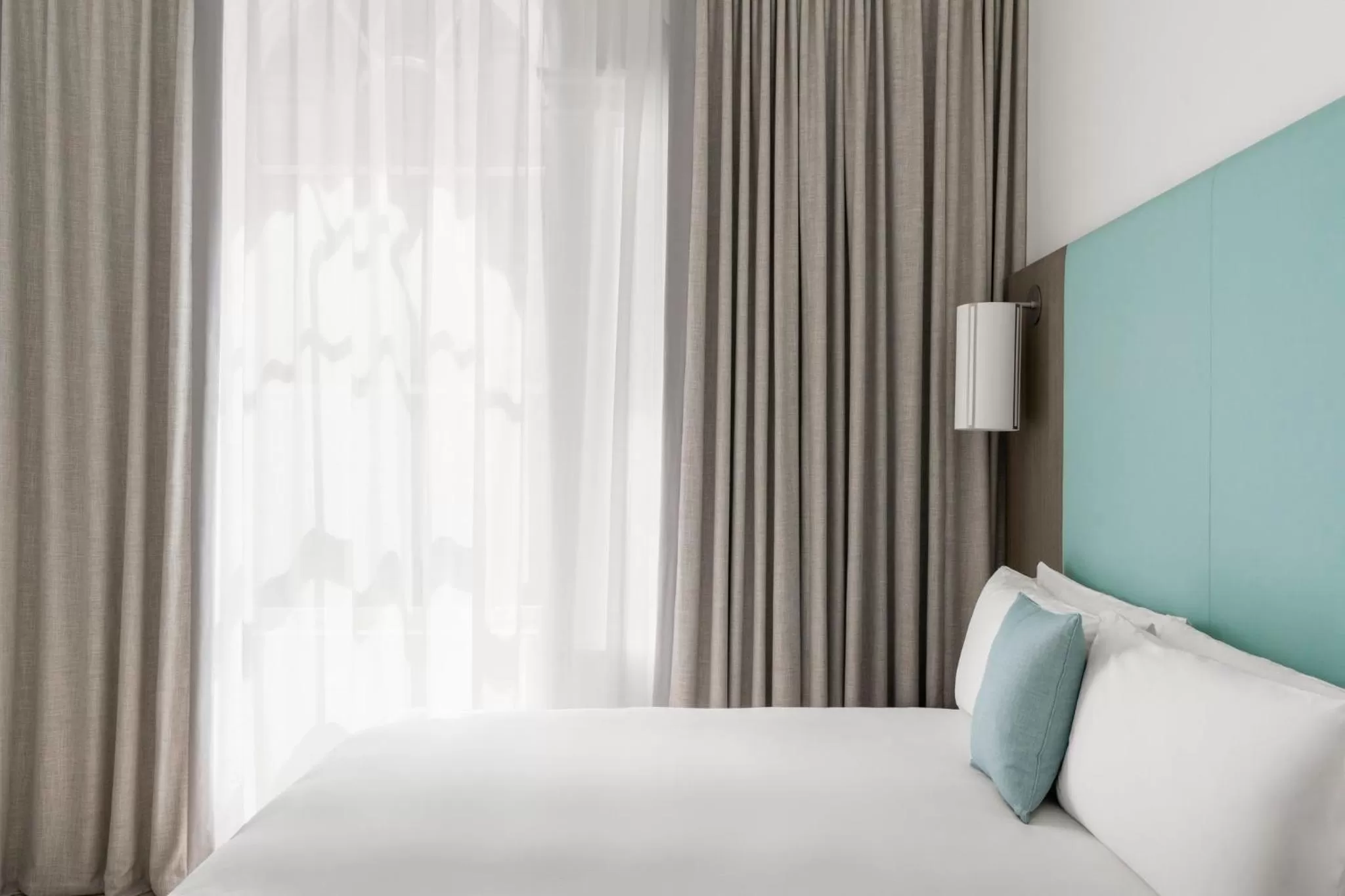 Photo of the whole room, Bed in COMO Metropolitan London