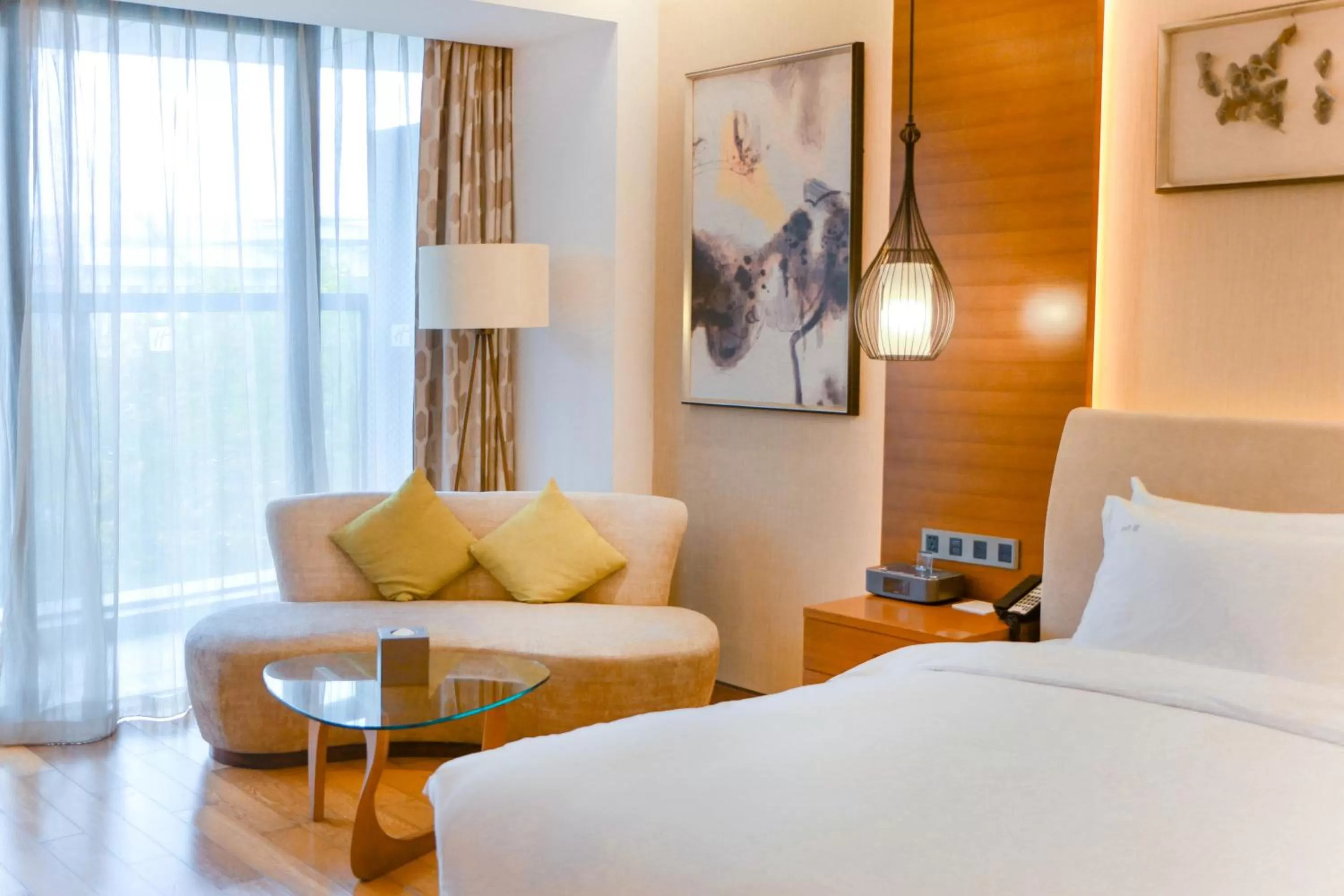 Photo of the whole room, Bed in Holiday Inn Nanjing Xuanwu Lake by IHG