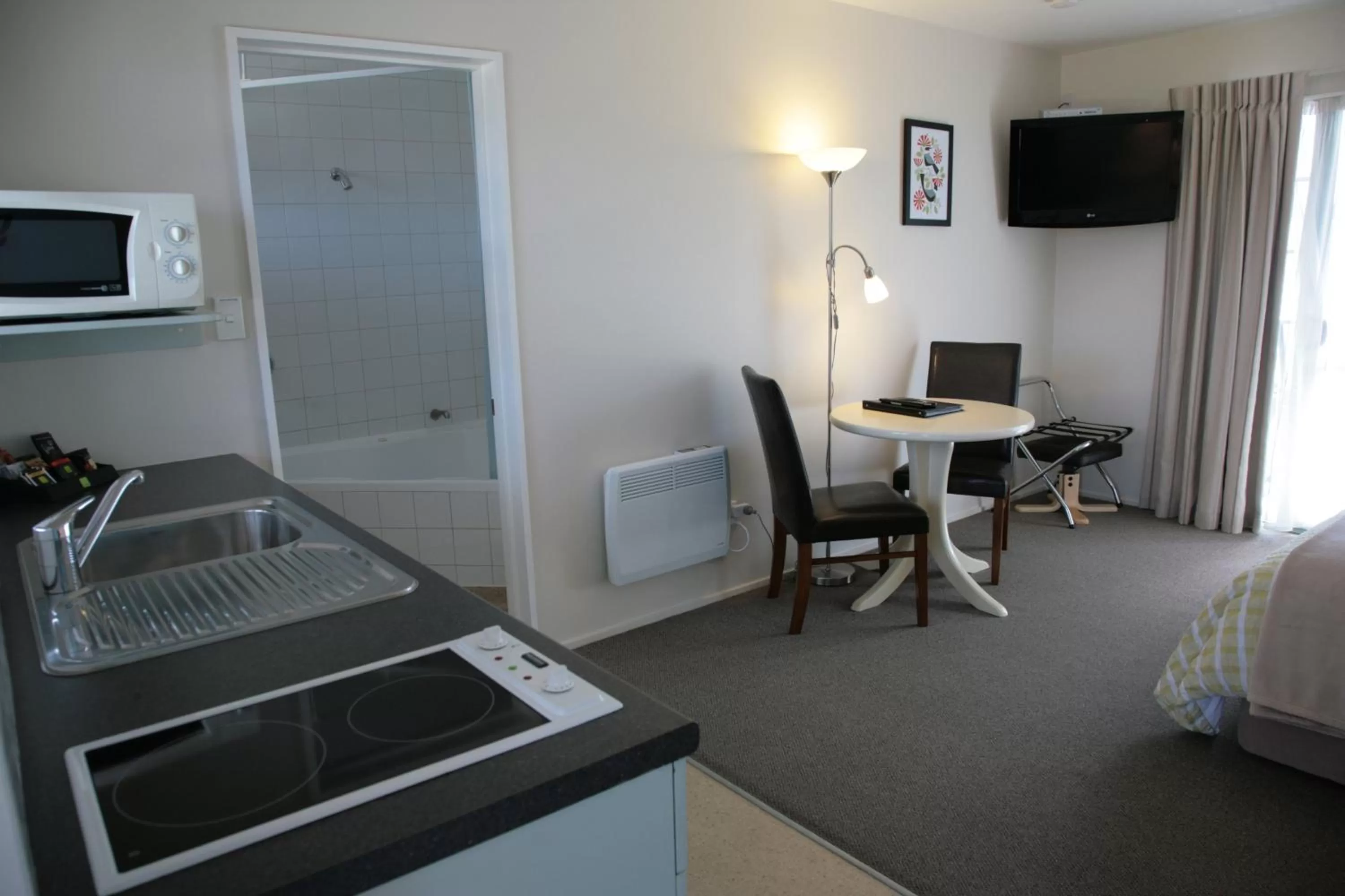 Dining area, Bed in Westport Spa Motel