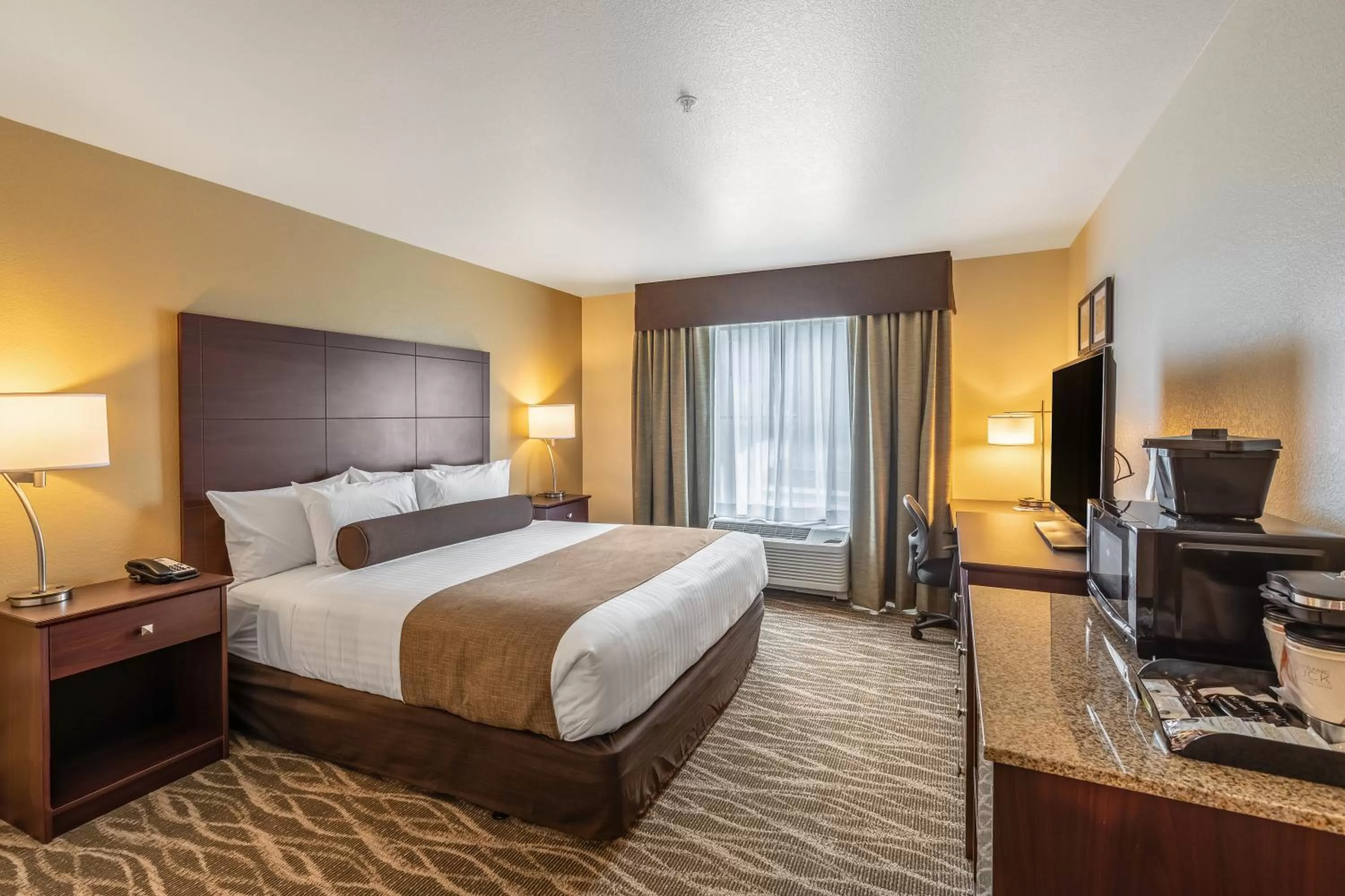 Bed in Cobblestone Inn & Suites Fairfield Bay