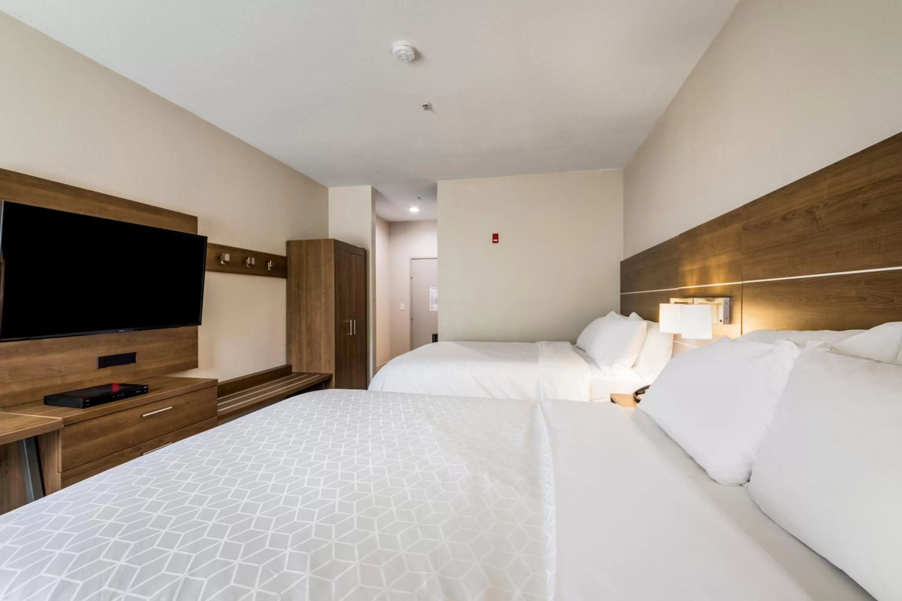 Photo of the whole room, Bed in Holiday Inn Express Hotel & Suites Columbus by IHG