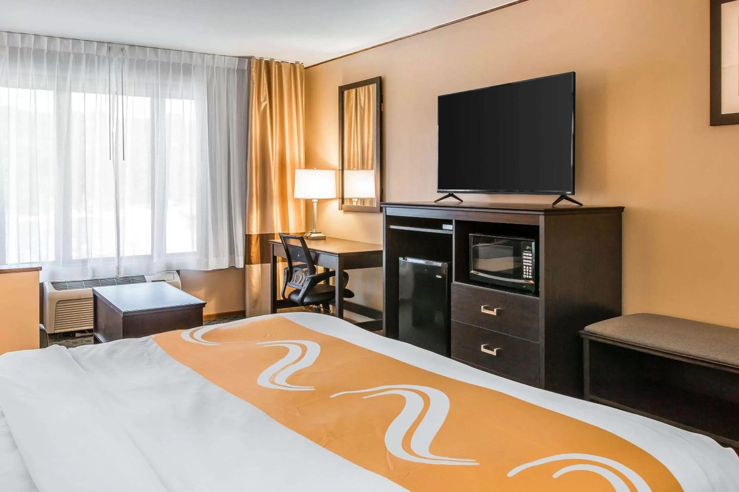 King Suite with Sofa Bed in Quality Inn & Suites Houghton