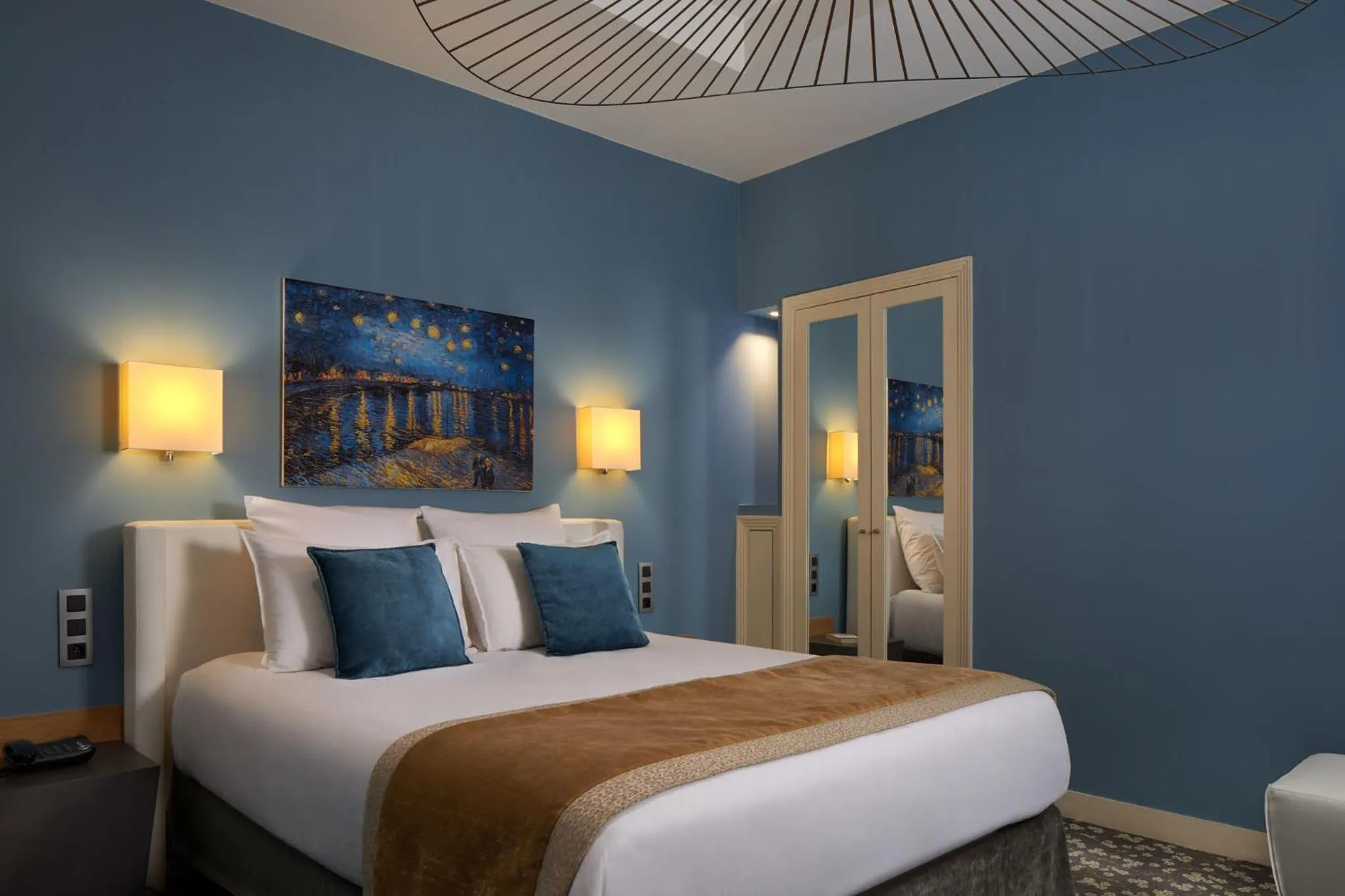 Inner courtyard view, Bed in Grand Hôtel Malher