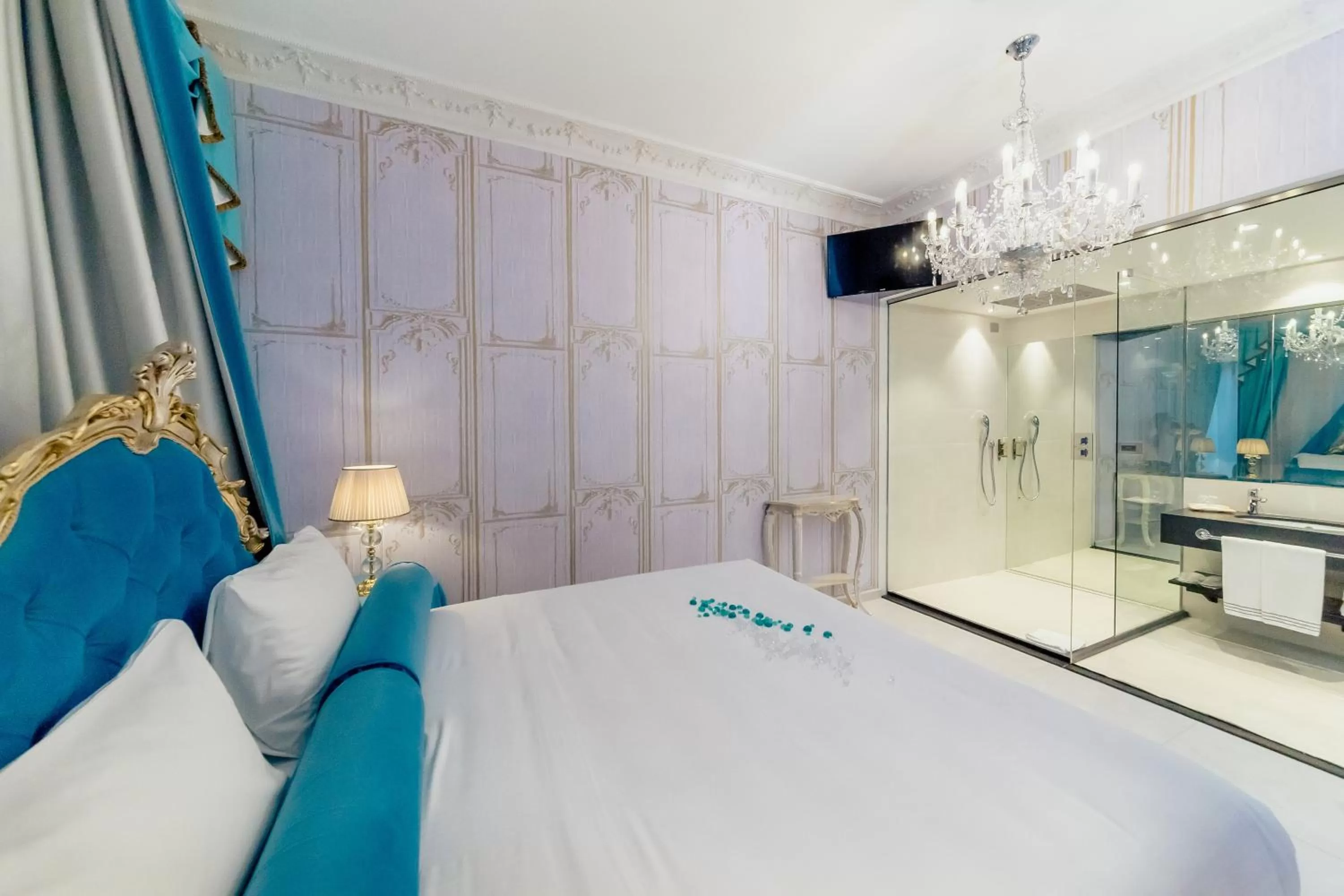 Shower, Bed in Diamante MHotel