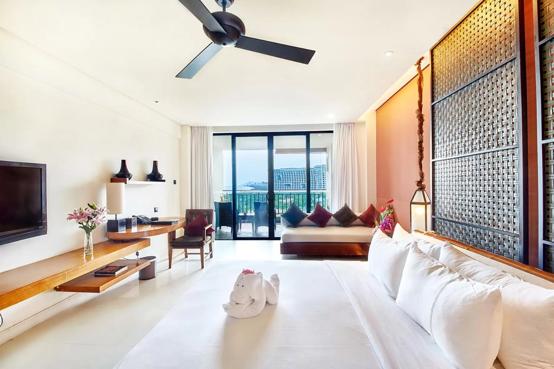 Bed in Ocean Sonic Resort Sanya