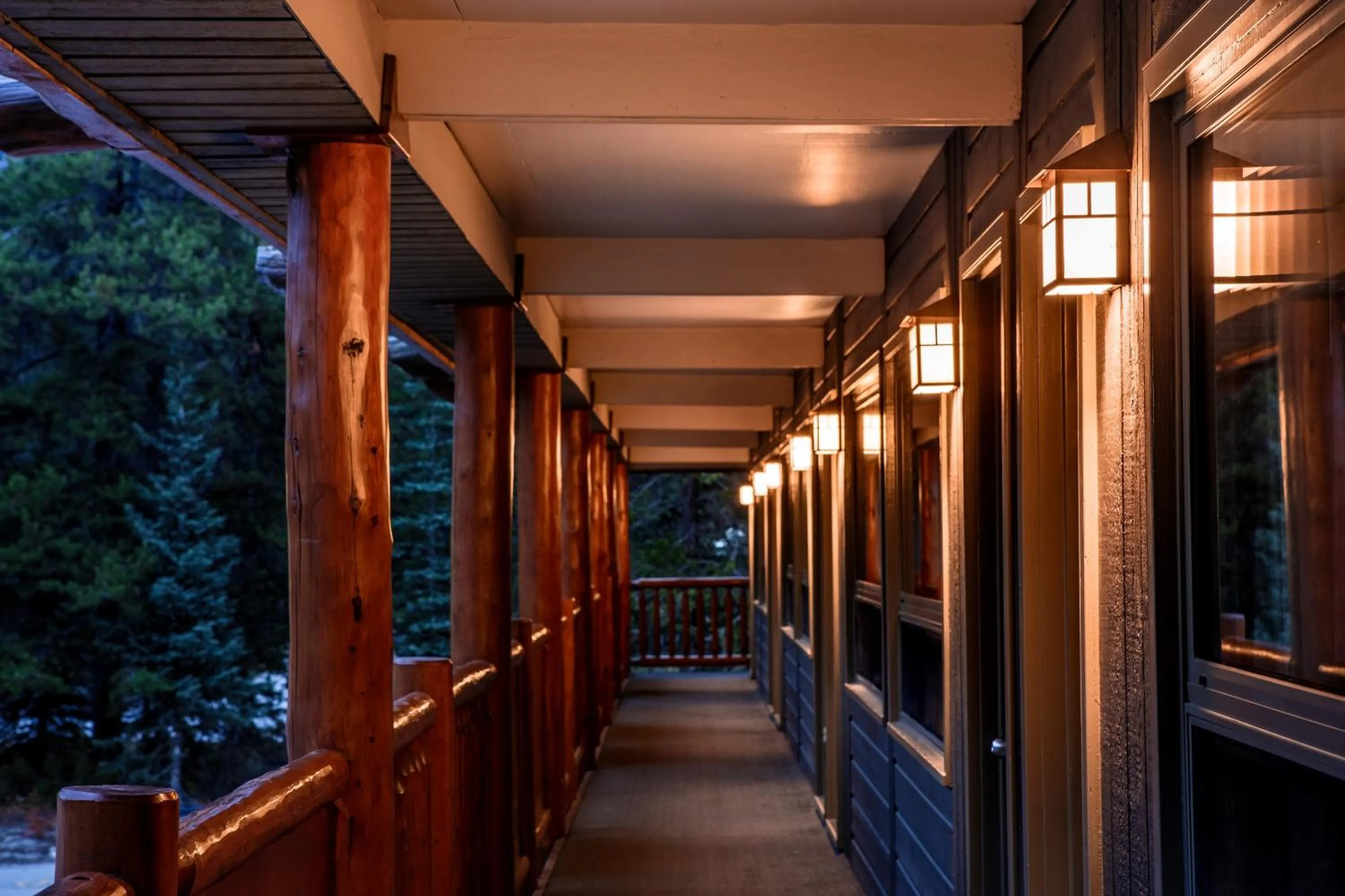 Facade/entrance in Mountaineer Lodge