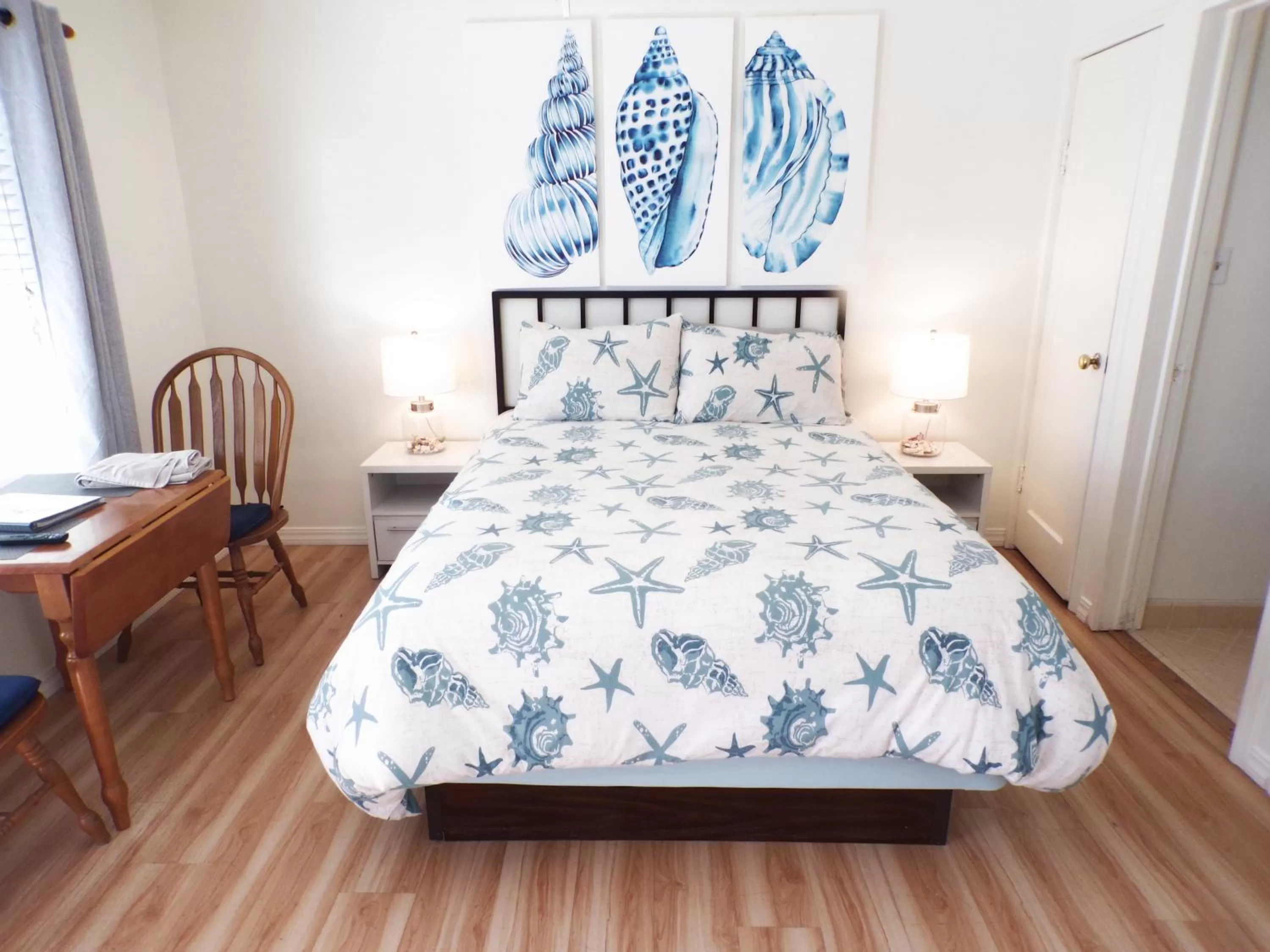 Photo of the whole room in Shoreline Cottages