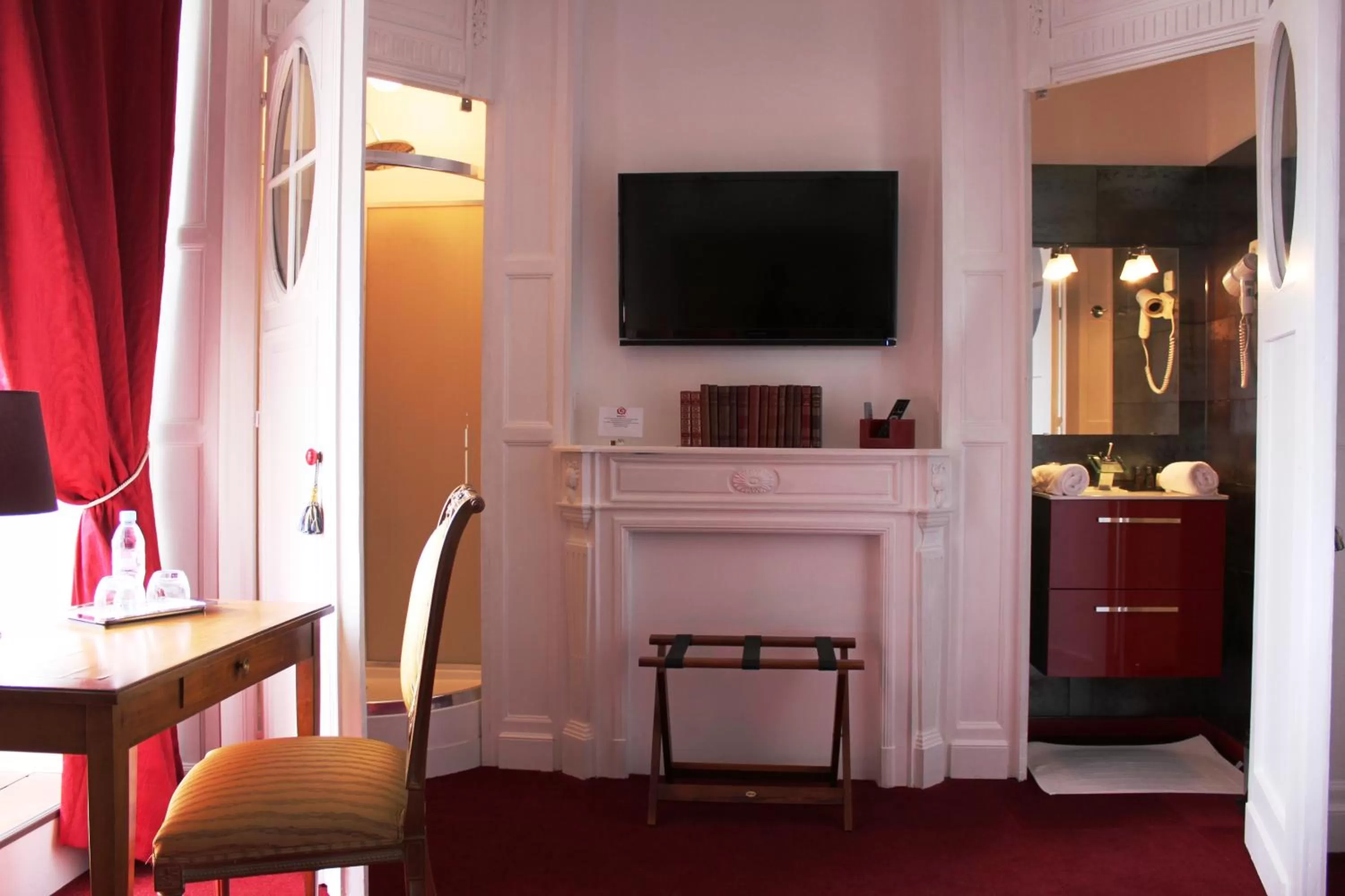 Photo of the whole room, TV/Entertainment Center in Résidence et Chambres d'Hôtes de La Porte d'Arras