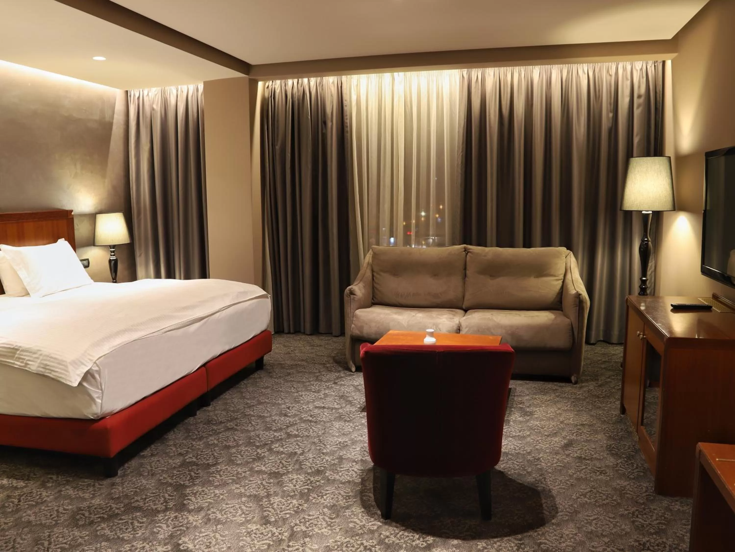 Bedroom, Bed in Mondial Hotel