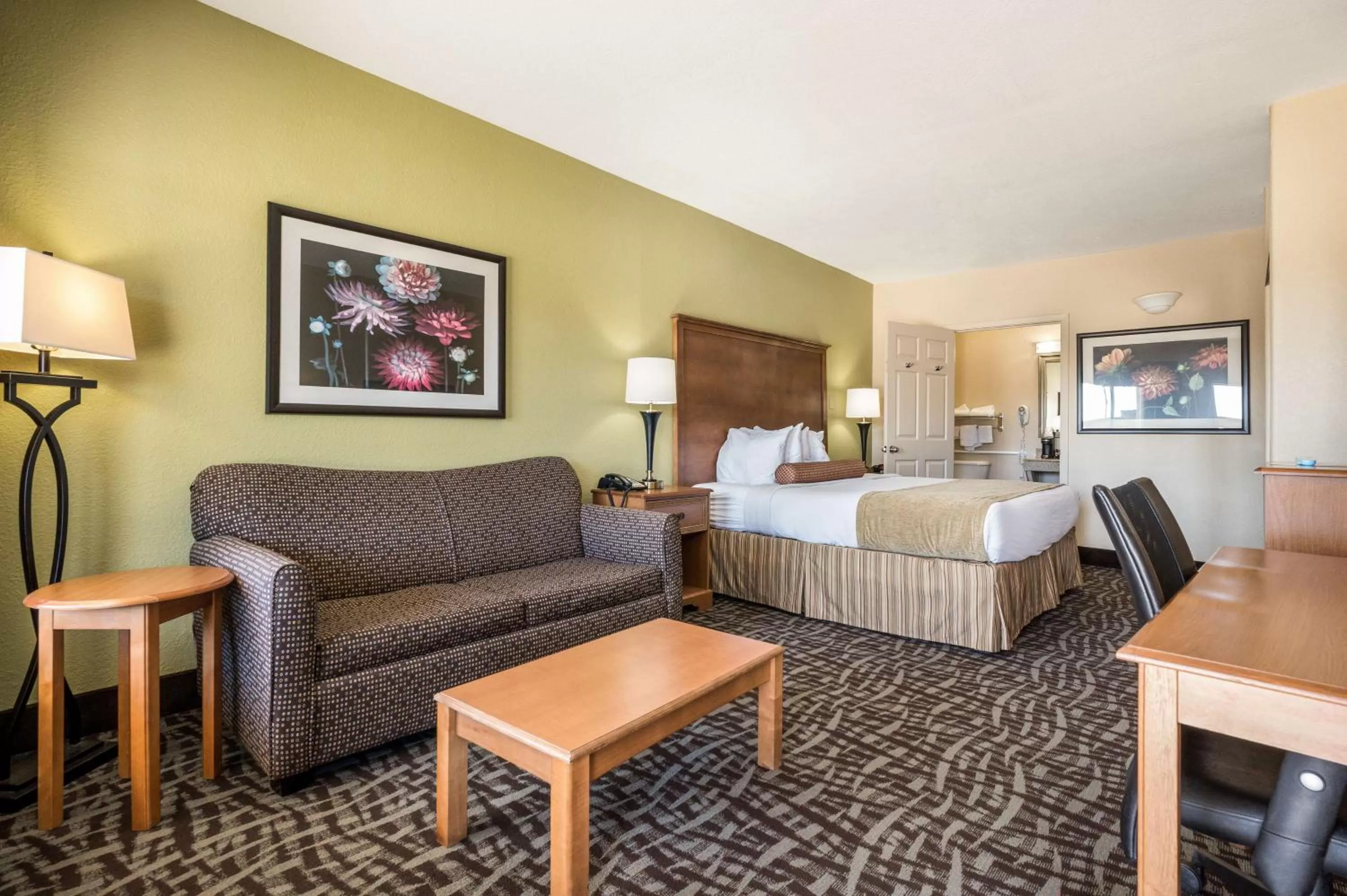 Photo of the whole room, Bed in SureStay Hotel by Best Western Alice